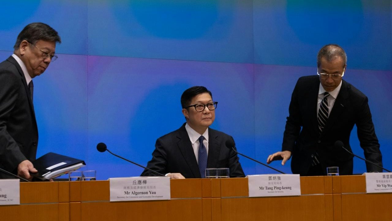 宏福苑|四度被問需否請辭 鄧炳強:自己唔重要 談消防一度哽咽