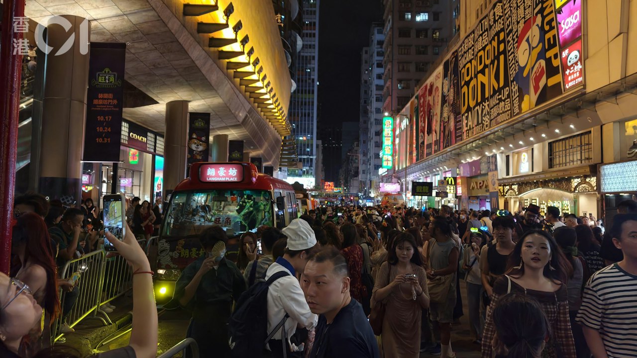 萬聖節|朗豪坊封街辦戶外派對人頭湧湧 「旺角妖巴」現身鬧市吸睛