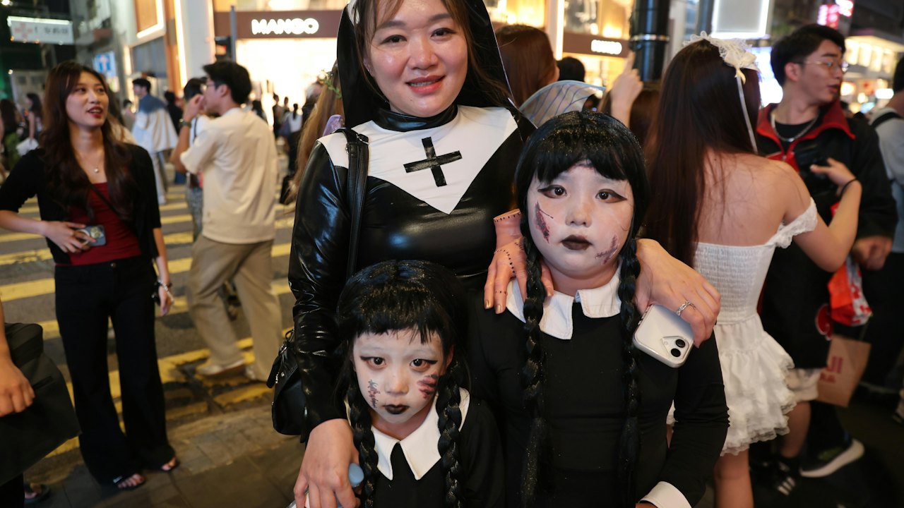 萬聖節|蘭桂坊台山三母女來港狂歡 市民直呼:一年比一年多人!