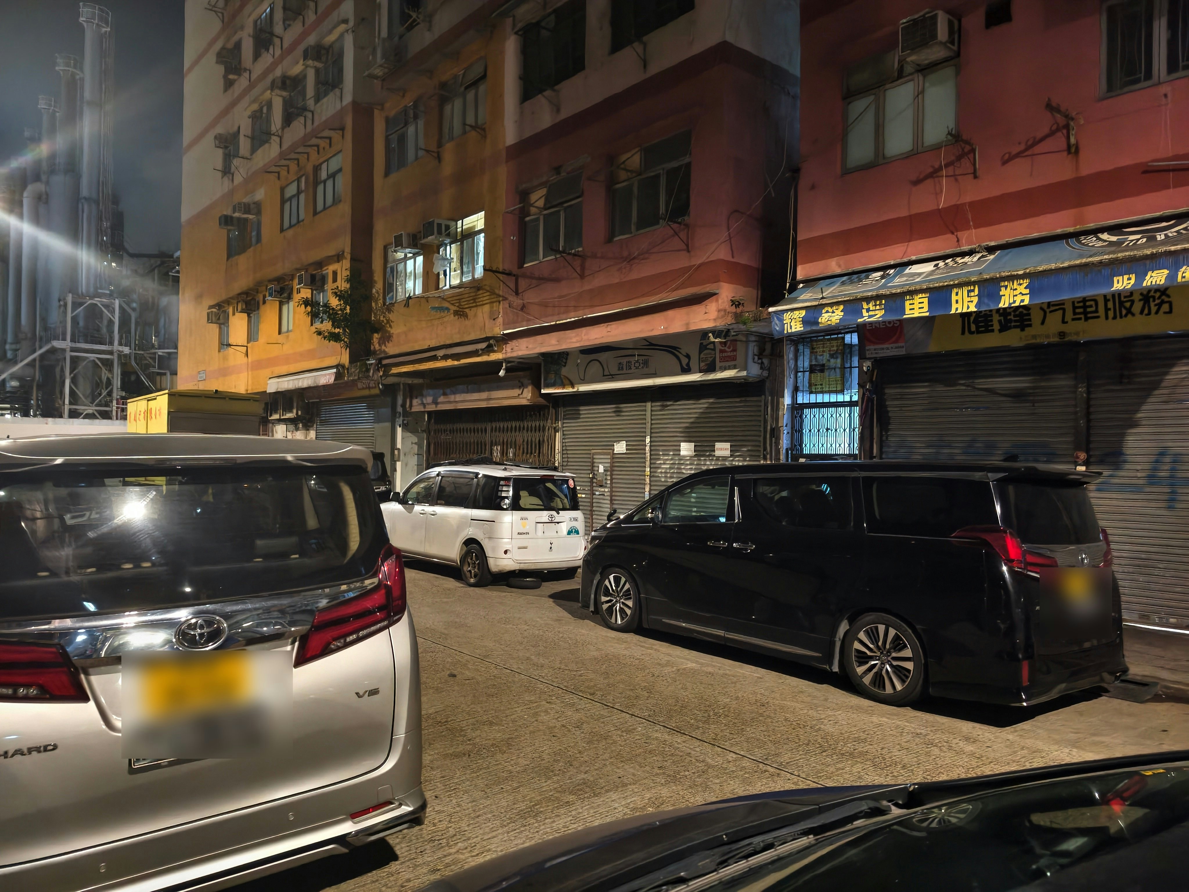 白牌車|土瓜灣多輛兩地牌私家車停泊 有旅客「閒魚」包車回深圳