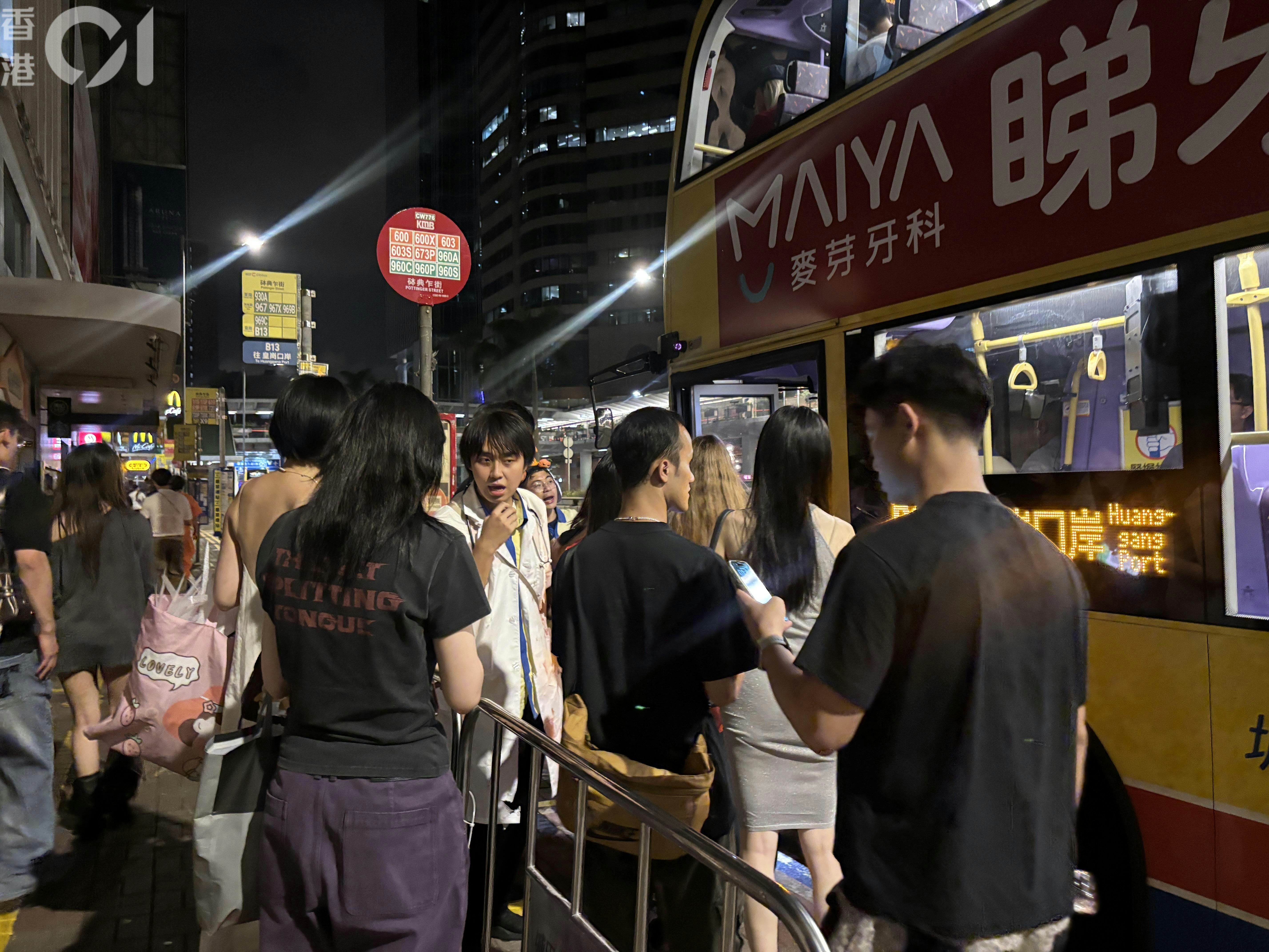 萬聖節直擊中環巴士站半百人等B13尾班車北上 城巴臨時調車疏導