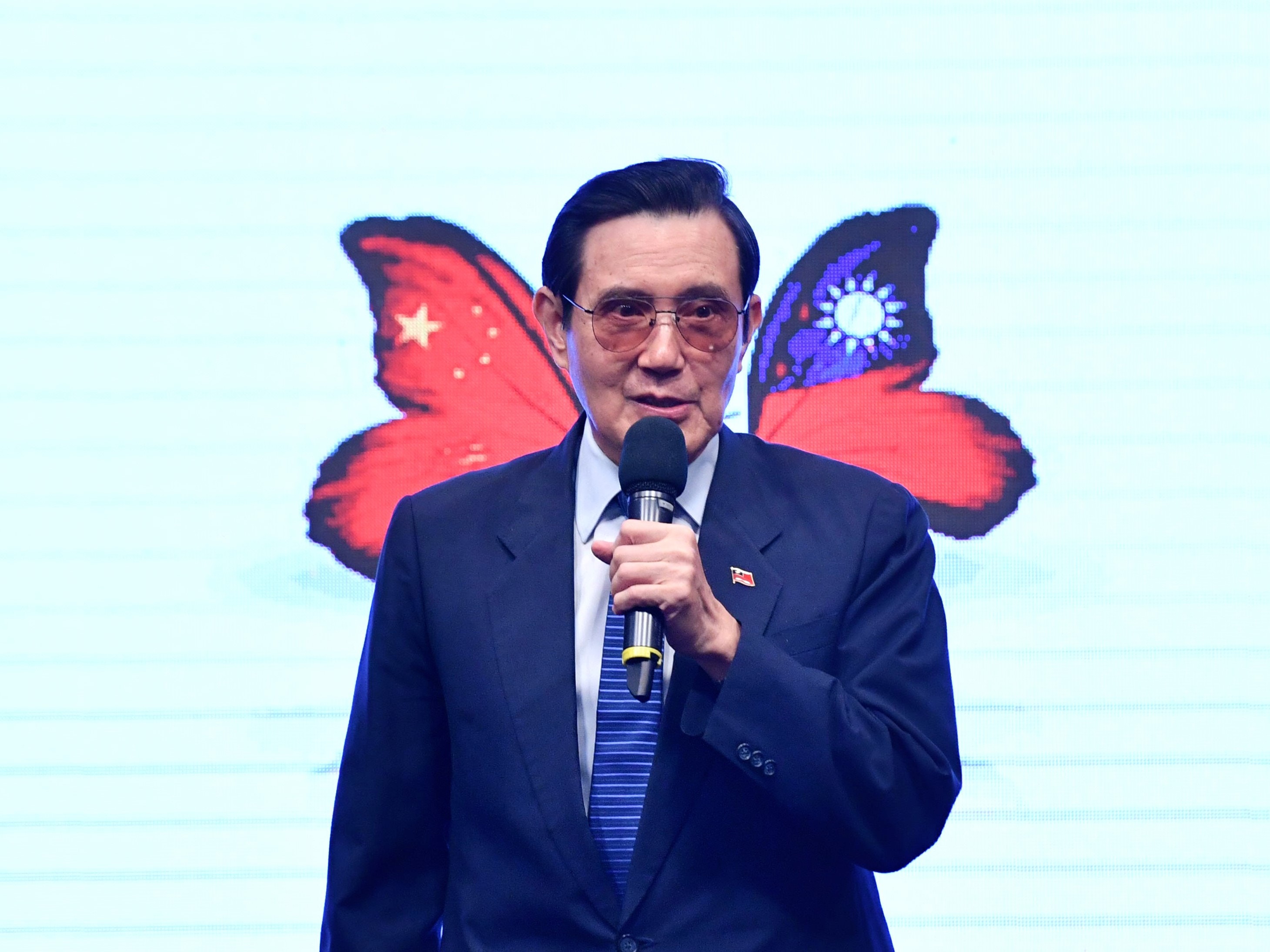 馬英九8月10日以「兩岸關係與台灣安全」為題發表演講，針對美衛生部長阿扎爾訪台，馬英九稱此為「好事」，也盼美國有更多具體行動，別隻是口惠。（中央社）