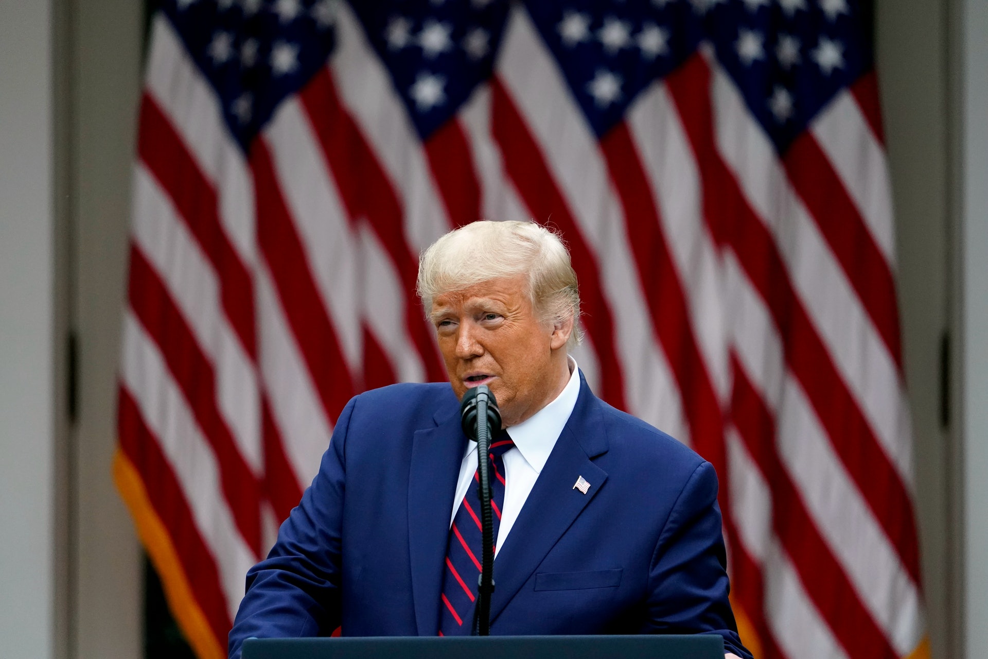 特朗普在任職期間一直拒絕公布其納税申報單引發爭議。圖為2020年9月26日,特朗普在華盛頓的白宮玫瑰園宣布,提名巴雷特(Amy Coney Barrett)擔任最高法院大法官。(AP) 特朗普在任職期間一直拒絕公布其納税申報單引發爭議。圖為2020年9月26日,特朗普在華盛頓的白宮玫瑰園宣布,提名巴雷特(Amy Coney Barrett)擔任最高法院大法官。(AP)