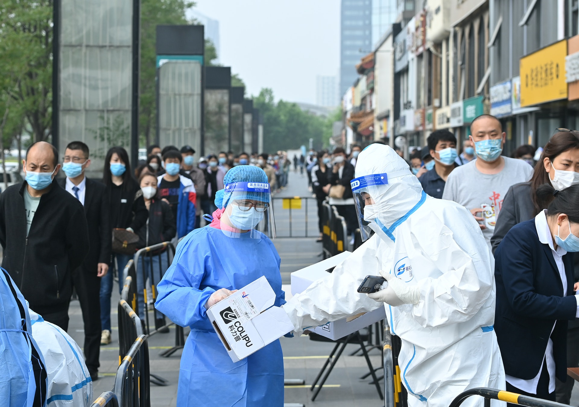 2022年4月25日,北京市朝陽區的一處核酸檢測點,工作人員在進行核酸檢測的相關準備。(視覺中國) 2022年4月25日,北京市朝陽區的一處核酸檢測點,工作人員在進行核酸檢測的相關準備。(視覺中國)