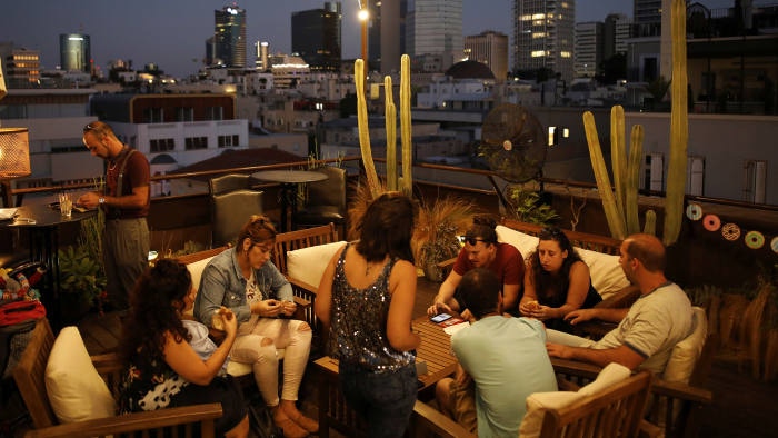 在周五下班後聚會的特拉維夫市民。以色列物價高昂，對某些階級者而言，至餐廳聚會是種奢侈的享受。（Reuters）