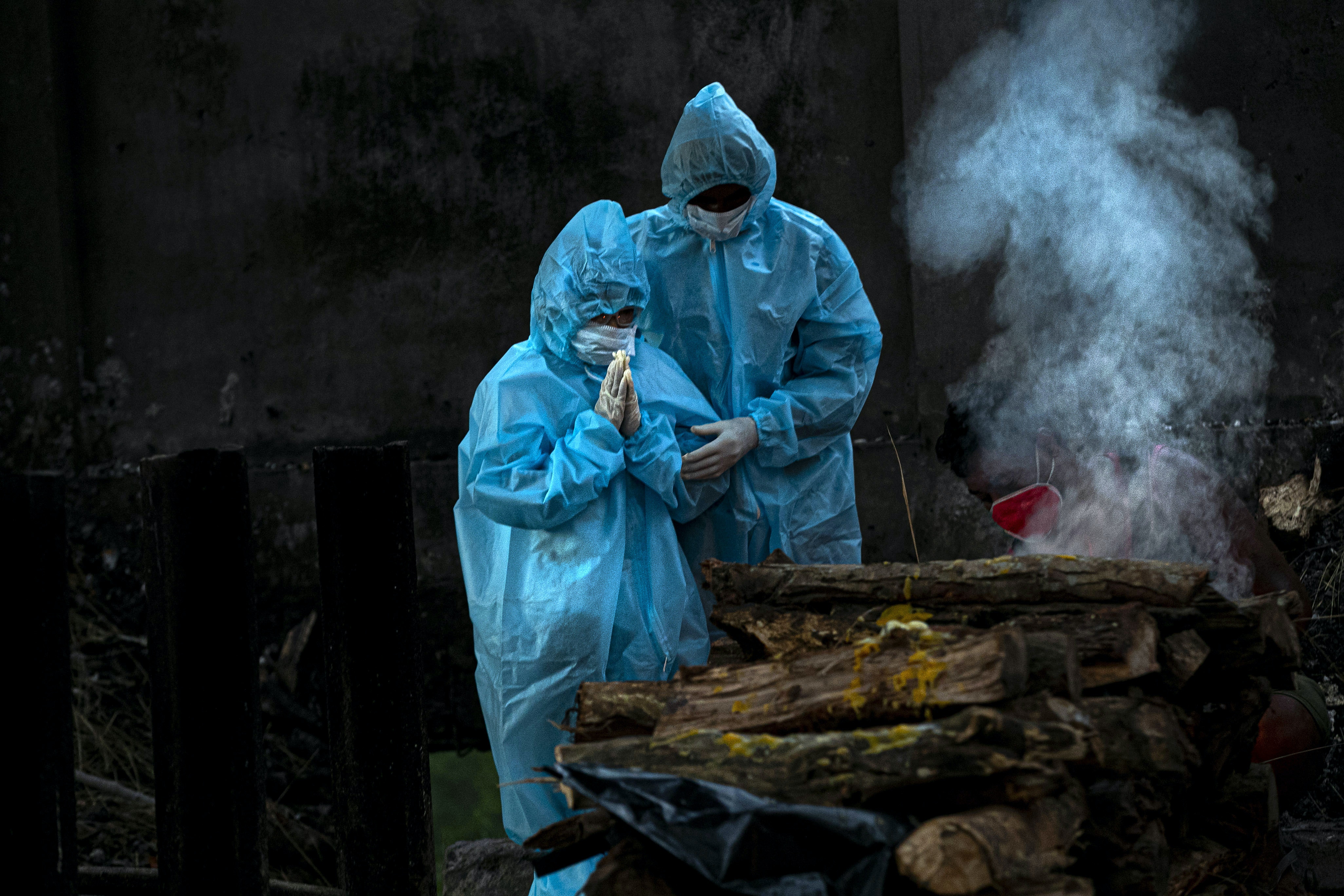 印度新冠肺炎疫情:9月28日高哈蒂一名新冠肺炎患者逝世後,遺屬為死者舉行儀式。(AP) 印度新冠肺炎疫情:9月28日高哈蒂一名新冠肺炎患者逝世後,遺屬為死者舉行儀式。(AP)