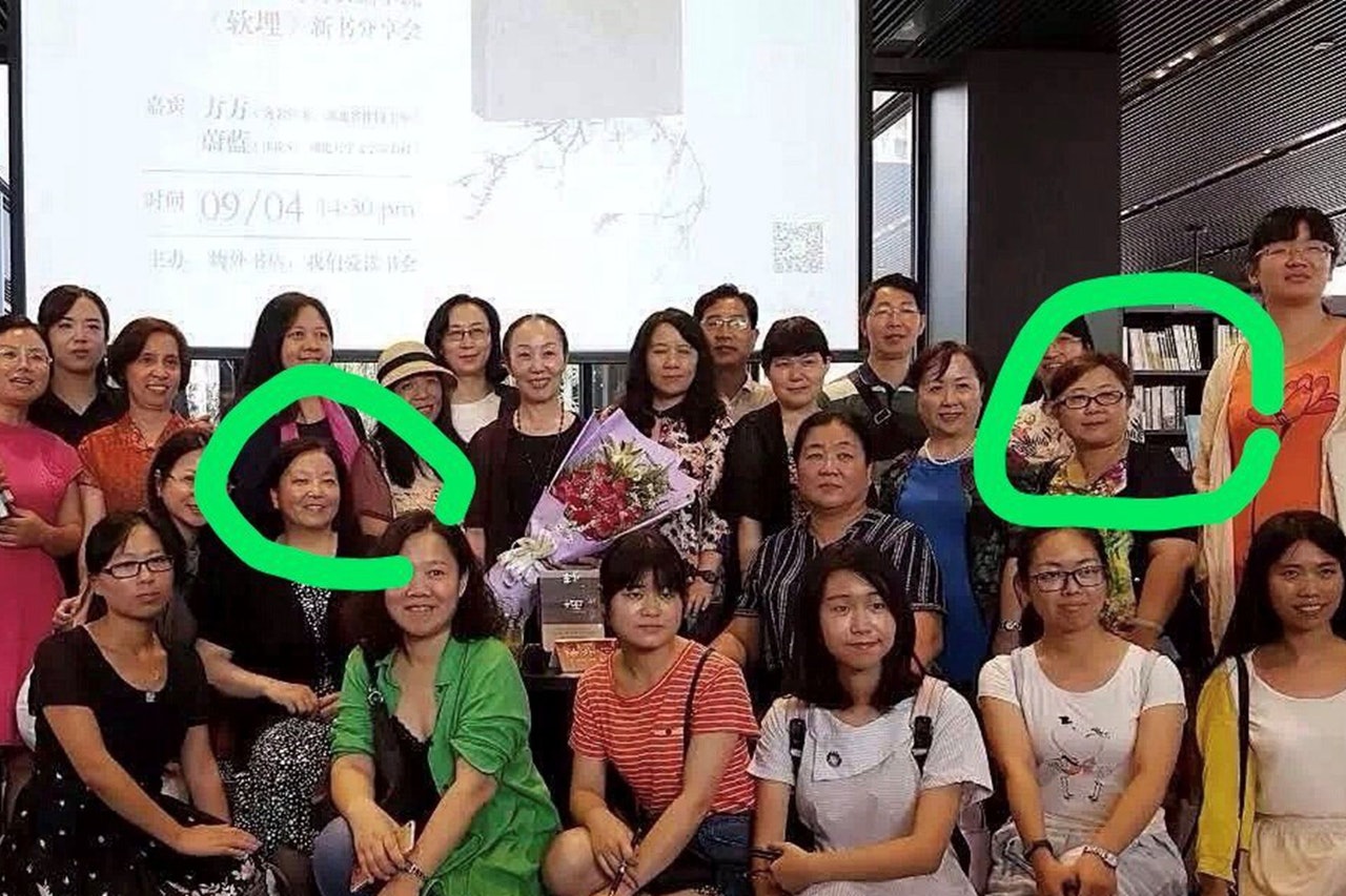 方方(左)和梁豔萍(右)同框照,背景顯示是《軟埋》新書分享會。(微博@漫遊者粒子) 方方(左)和梁豔萍(右)同框照,背景顯示是《軟埋》新書分享會。(微博@漫遊者粒子)