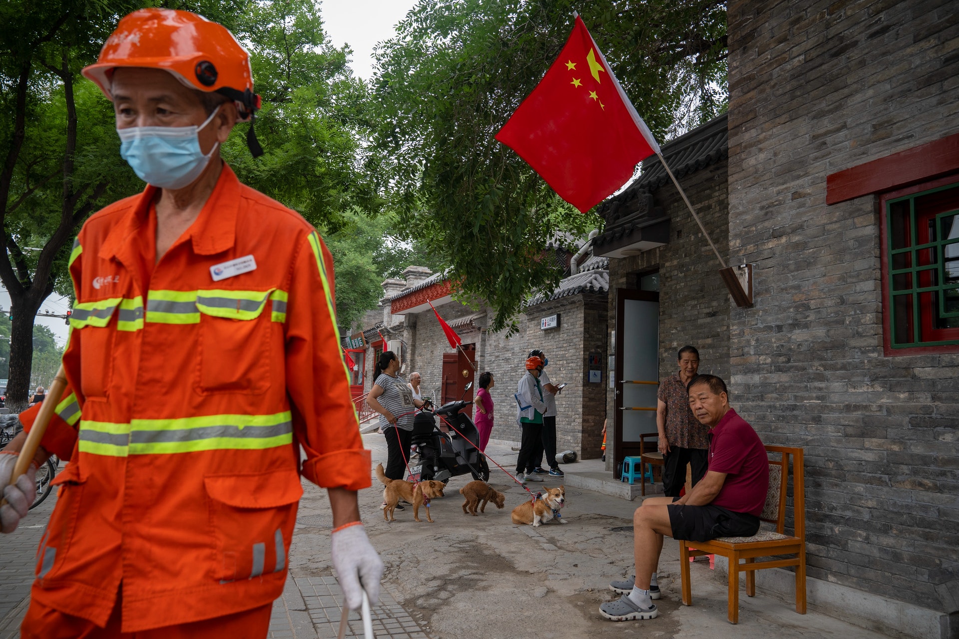 6月29日,北京一些街道已經掛滿了為即將到來的中國共產黨100周年慶祝活動準備的國旗。(Getty Images) 6月29日,北京一些街道已經掛滿了為即將到來的中國共產黨100周年慶祝活動準備的國旗。(Getty Images)