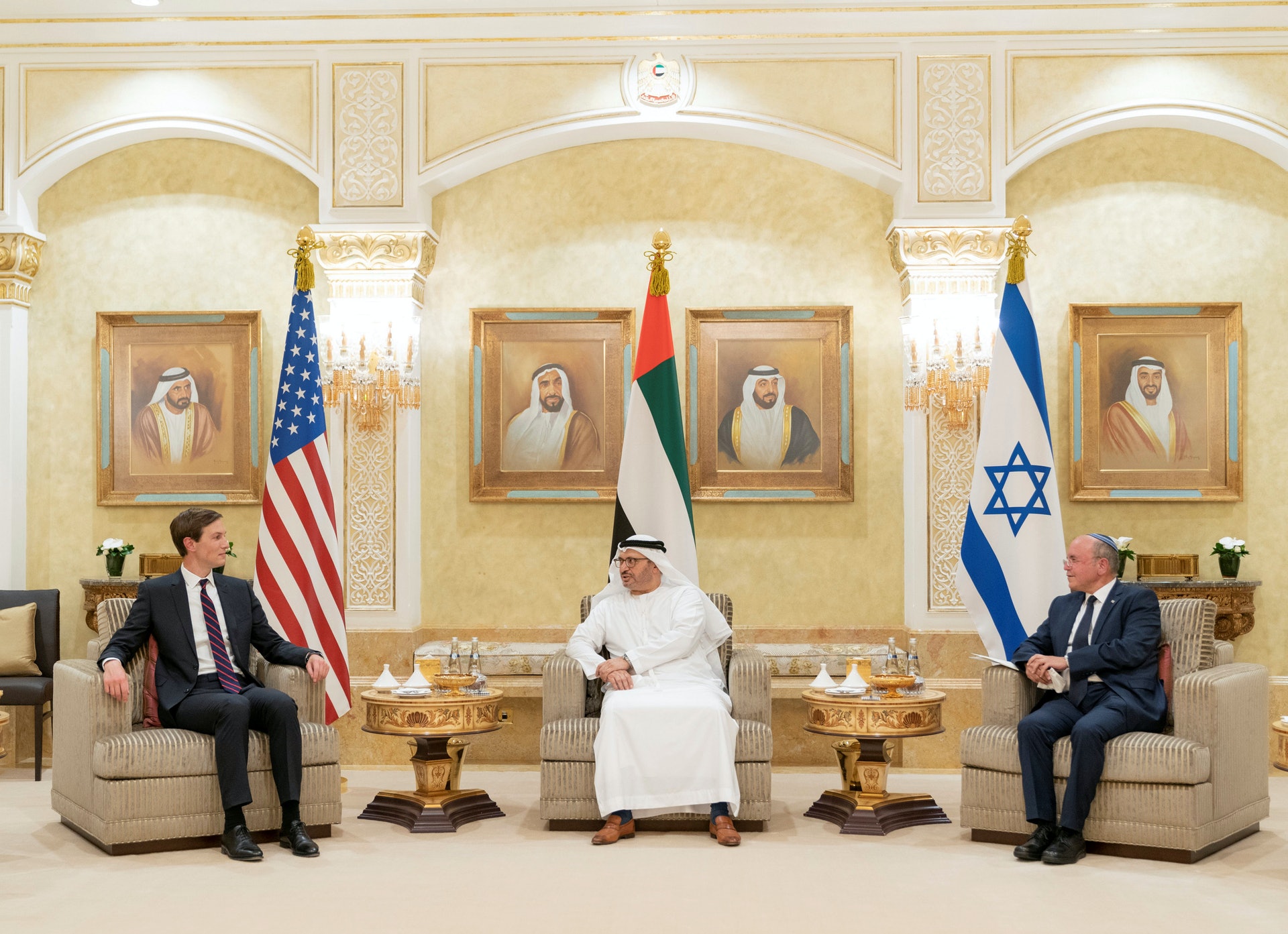8月31日，白宫高级顾问库什纳（左一）、阿联酋外交事务国务部长加尔加什（Anwar Gargash）（中）和以色列国家安全顾问兼国家安全委员会负责人本沙巴特（Meir Ben-Shabbat）举行会面。（Reuters）
