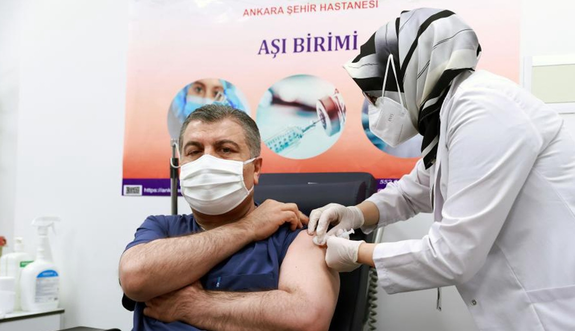 2021年1月13日，土耳其衞生部長科賈（Fahrettin Koca，左）接種中國疫苗。（新華社）