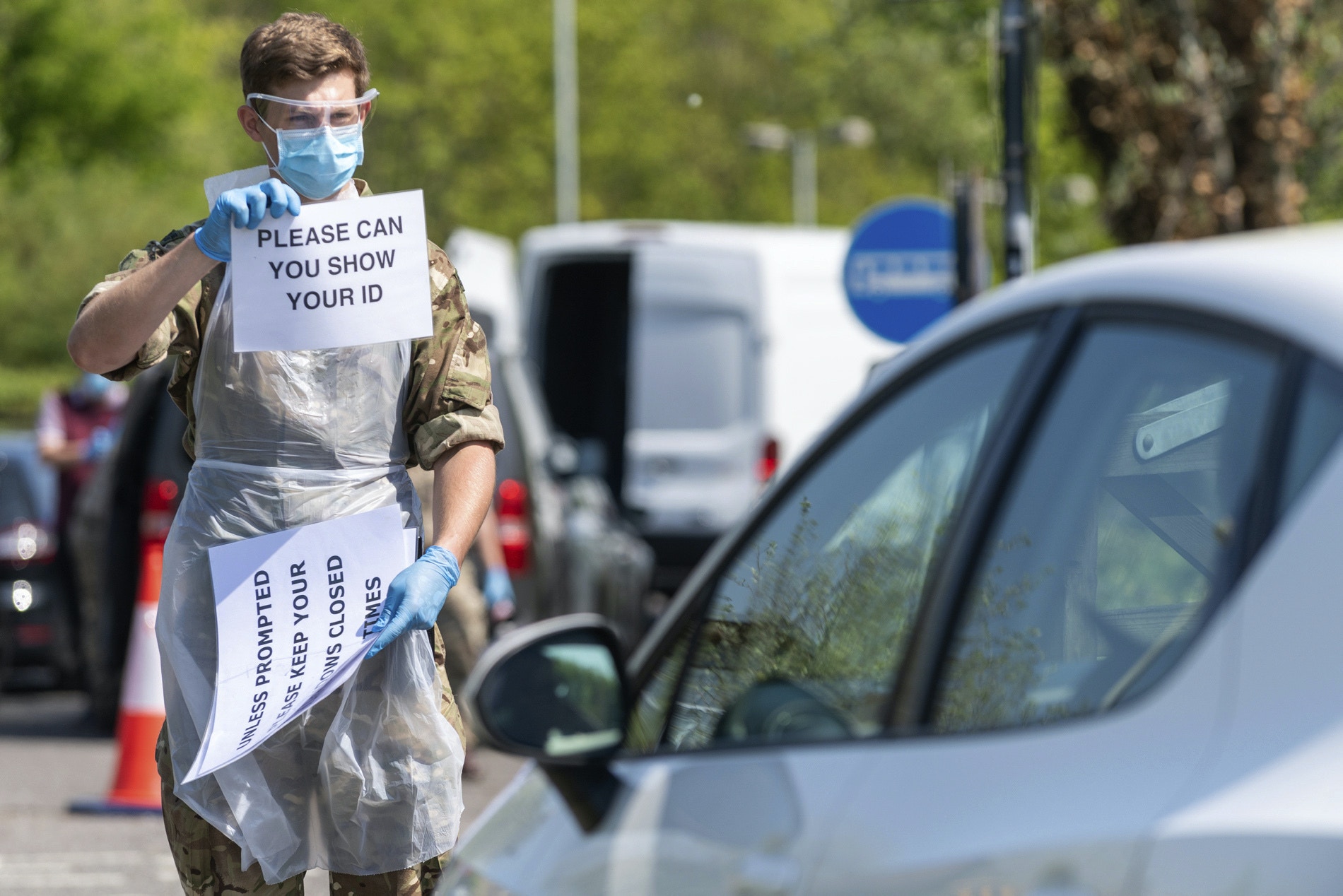 截至當地時間4月28日16時，英國新冠肺炎死亡病例累計增至2.6萬宗，成為死亡人數歐洲第二高的國家。圖為英國國防部4月27日發佈的照片顯示，英國皇家海軍陸戰隊隊員在英國索爾茲伯裏的一個移動測試中心為來往人員進行病毒檢測。（AP）