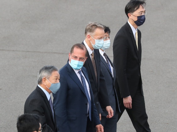 美國衛生及公共服務部部長阿扎爾（Alex Azar）8月9日16時左右抵達台灣，由於新冠肺炎（COVID-19）問題，阿紮下飛機時戴着口罩。（Reuters）
