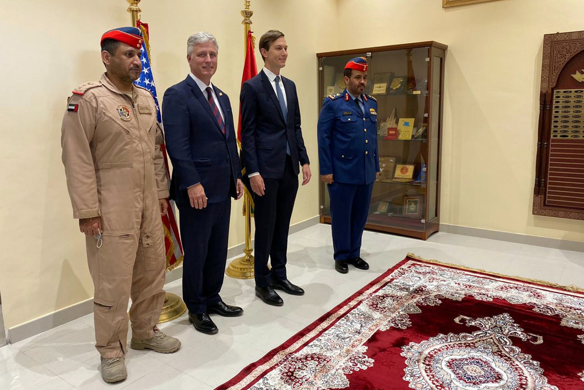 2020年9月1日，白宫高级顾问库什纳（Jared Kushner）访问阿联酋，同阿联酋军方合影。（Reuters）