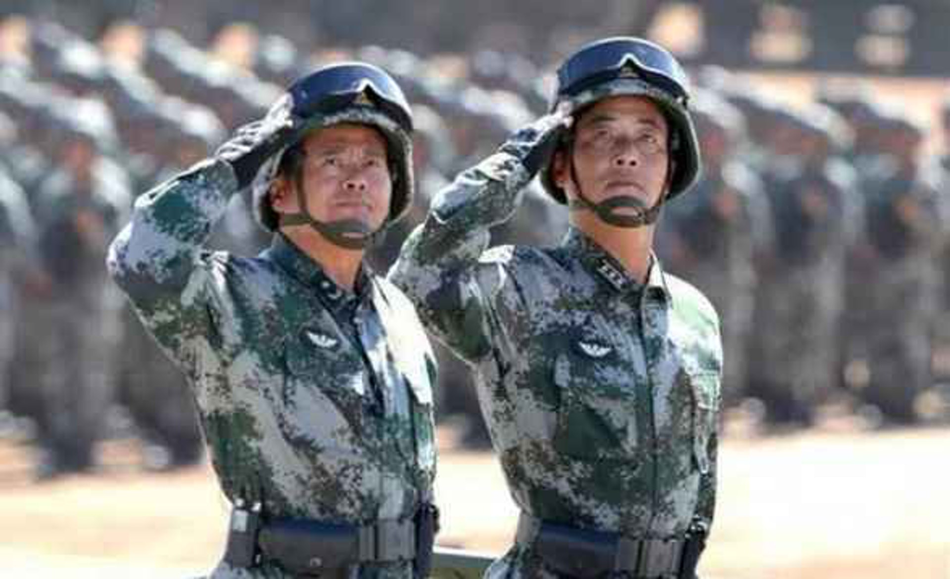 2017年朱日和軍演,曾被評為全軍優秀指揮官的付文化(左)引起人們的注意。(央視視頻截圖) 2017年朱日和軍演,曾被評為全軍優秀指揮官的付文化(左)引起人們的注意。(央視視頻截圖)