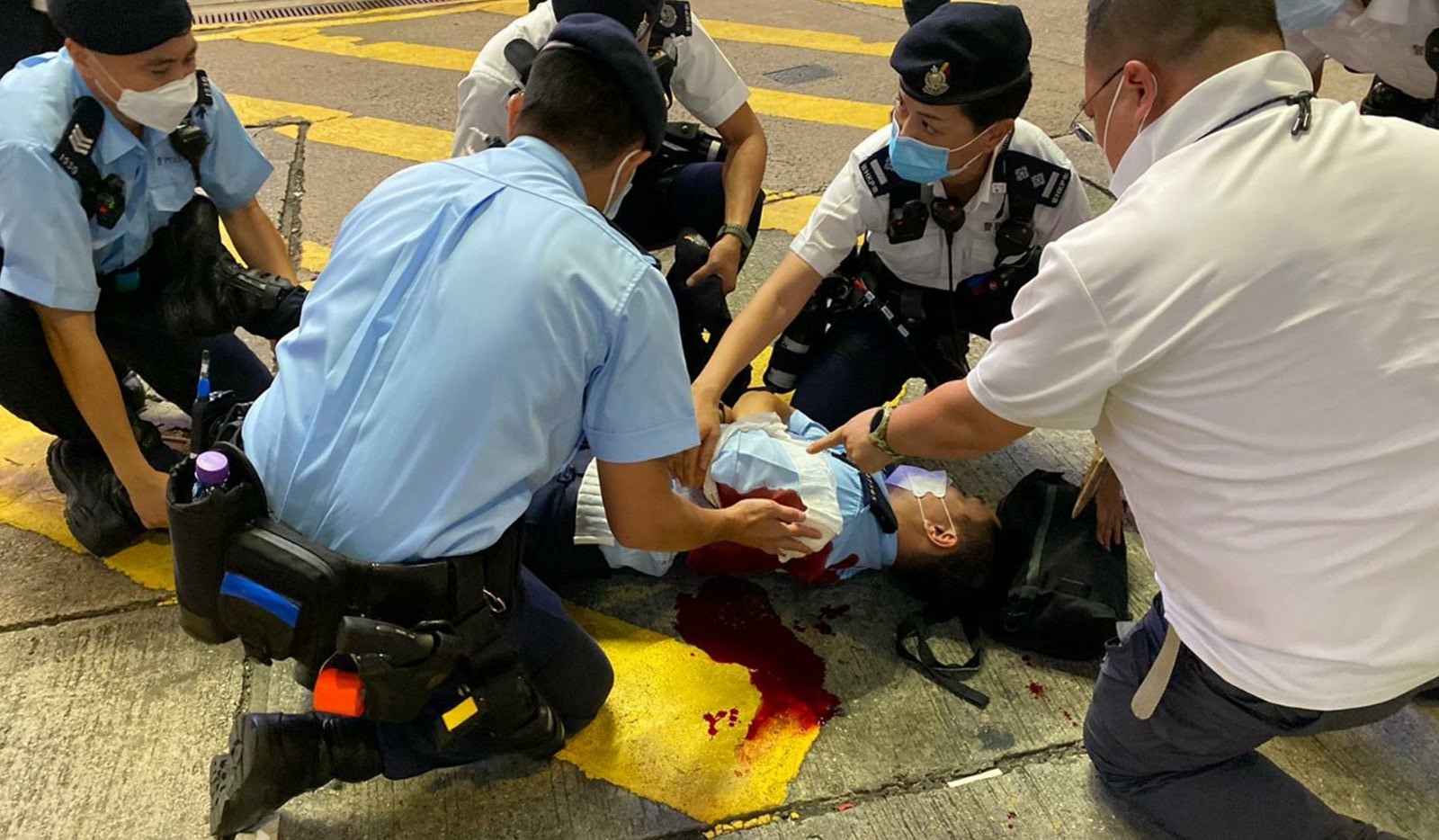 受伤警员苏敬祖躺在马路等候救护车时仍清醒。(资料图片)