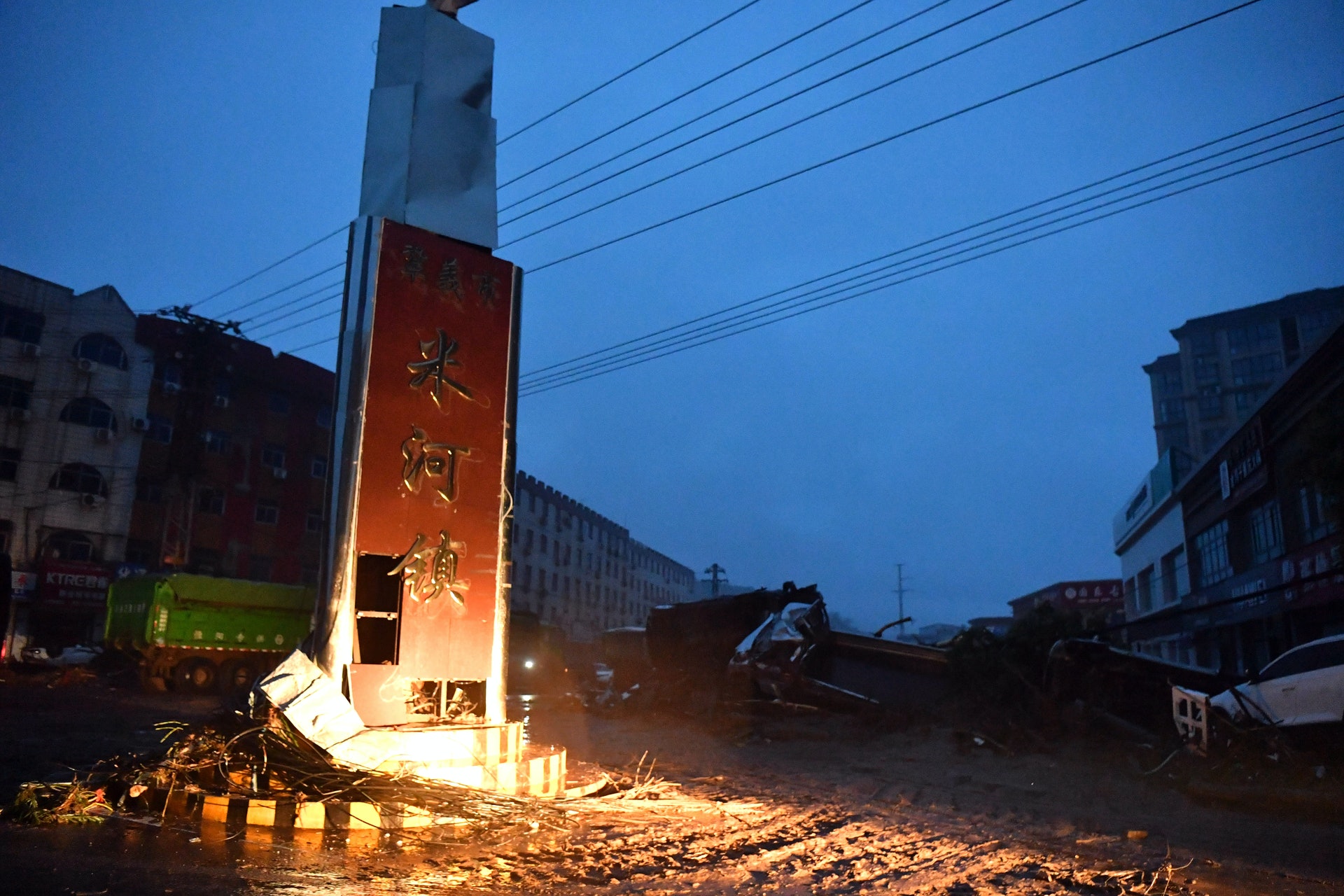 7月20日,河南省鞏義市米河鎮鎮區因強降雨被淹沒,電力、通訊中斷,一度與外界失去聯繫。(新華社) 7月20日,河南省鞏義市米河鎮鎮區因強降雨被淹沒,電力、通訊中斷,一度與外界失去聯繫。(新華社)