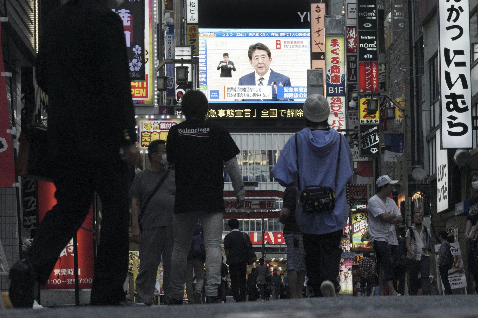 2020年以來,日本首相安倍晉三一直忙於應對新冠肺炎疫情。圖為2020年5月25日,日本東京街頭的電子屏幕上播放着安倍晉三宣布東京等地解除緊急狀態的講話。(AP) 2020年以來,日本首相安倍晉三一直忙於應對新冠肺炎疫情。圖為2020年5月25日,日本東京街頭的電子屏幕上播放着安倍晉三宣布東京等地解除緊急狀態的講話。(AP)