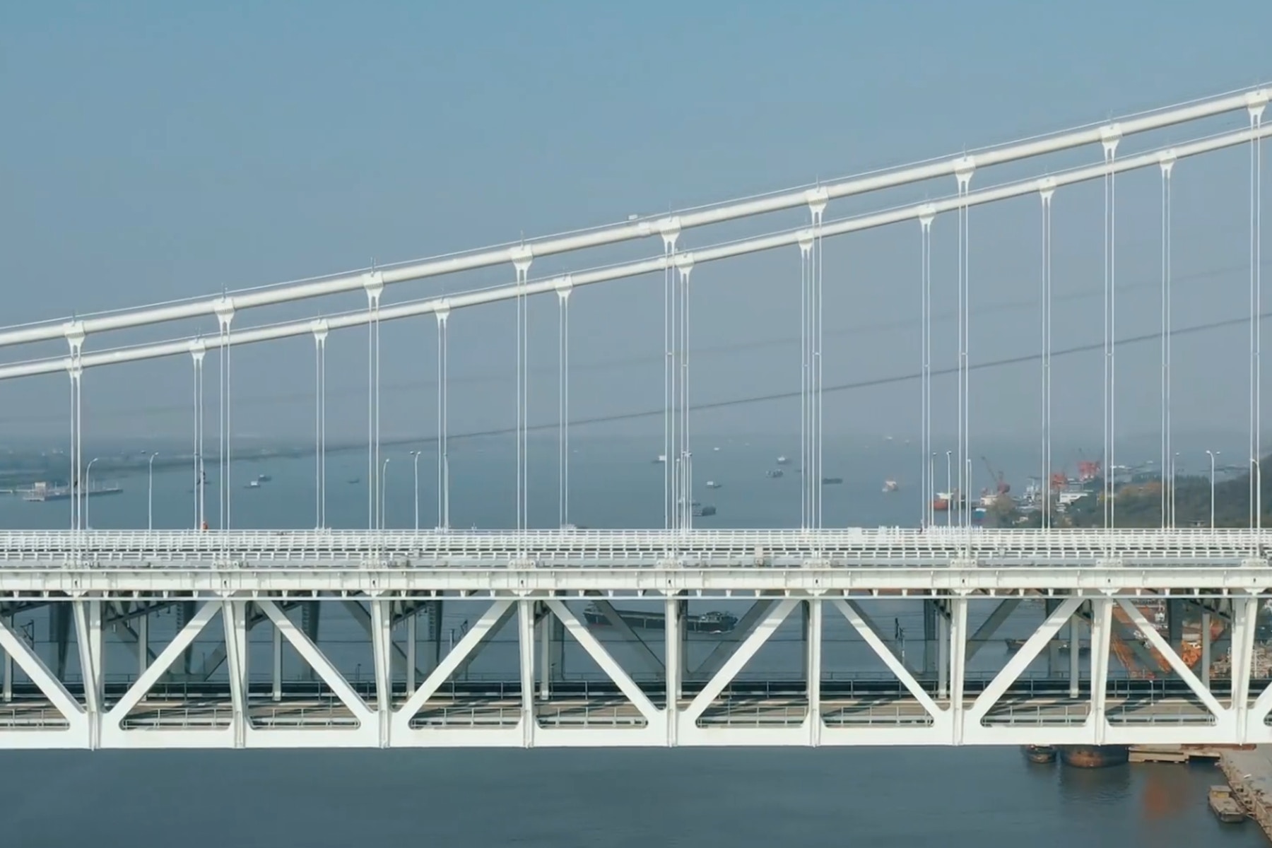 五峰山長江大橋由鐵路引橋、公路引橋、公鐵合建引橋與主航道橋組成。（微博 ）