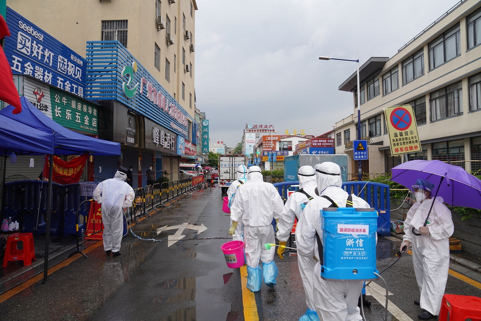 2021年6月2日，廣州，防疫人員對海南村實行消毒工作。（人民視覺）