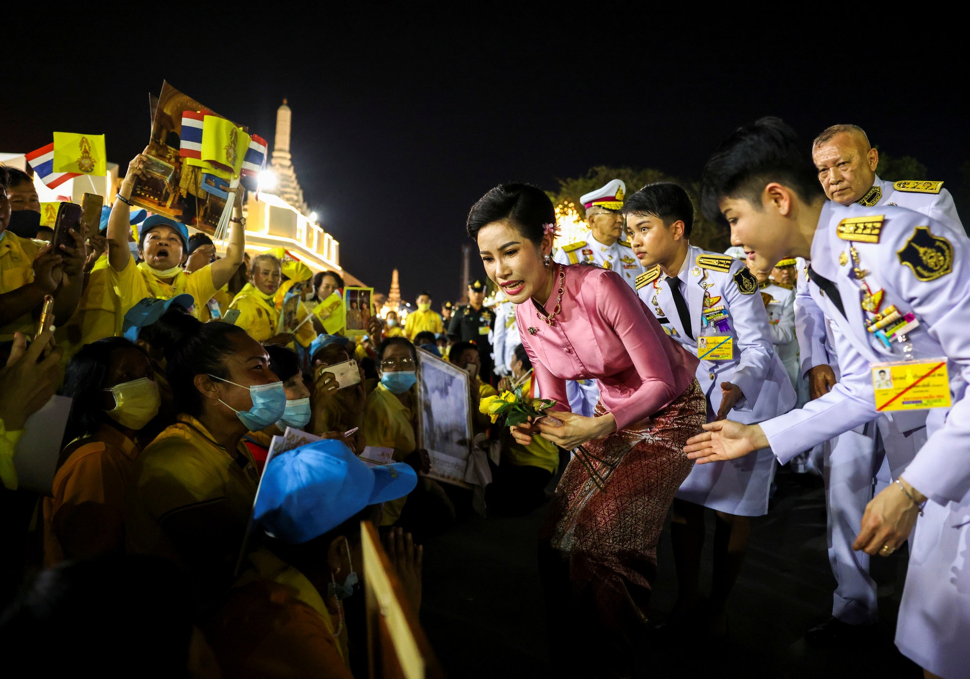 2020年11月1日,支持泰國王室的民眾舉行集會,詩妮娜王妃參加。(Reuters) 2020年11月1日,支持泰國王室的民眾舉行集會,詩妮娜王妃參加。(Reuters)