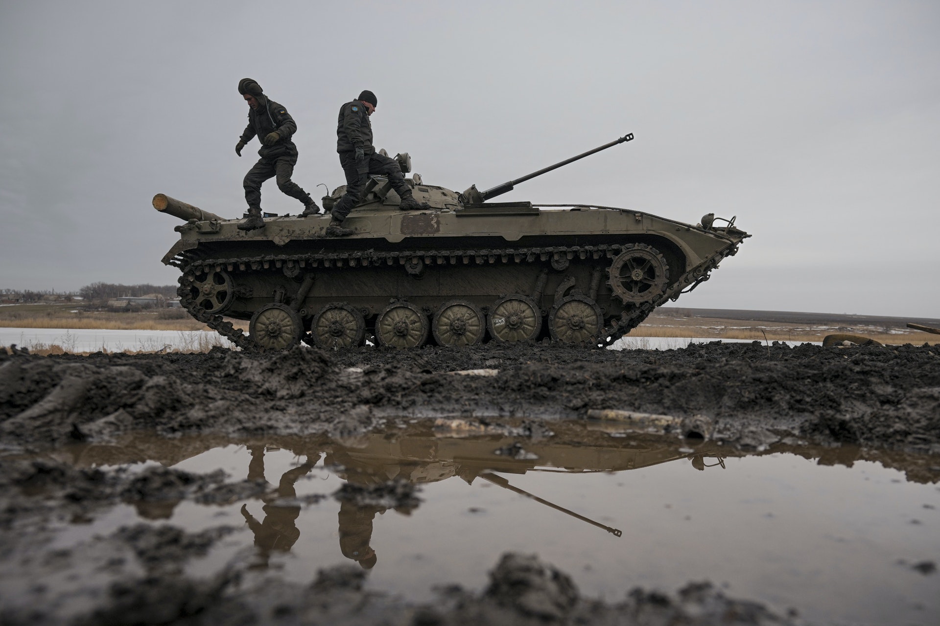 2022年2月10日,烏克蘭軍人在烏克蘭東部頓涅茨克地區聯合部隊行動控制區的一次演習中走在裝甲戰車上。(AP) 2022年2月10日,烏克蘭軍人在烏克蘭東部頓涅茨克地區聯合部隊行動控制區的一次演習中走在裝甲戰車上。(AP)