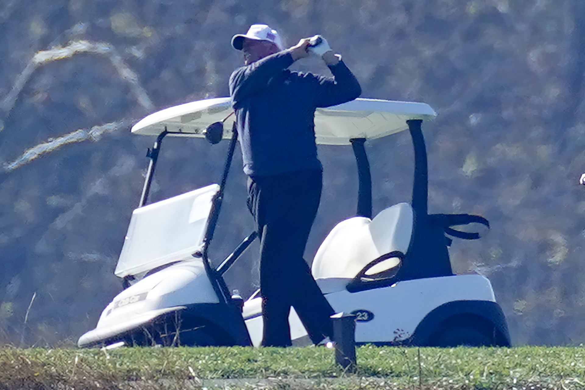 2020年11月8日，特朗普總統在弗吉尼亞州斯特林的特朗普國家高爾夫俱樂部打了一輪高爾夫球。（美聯社）