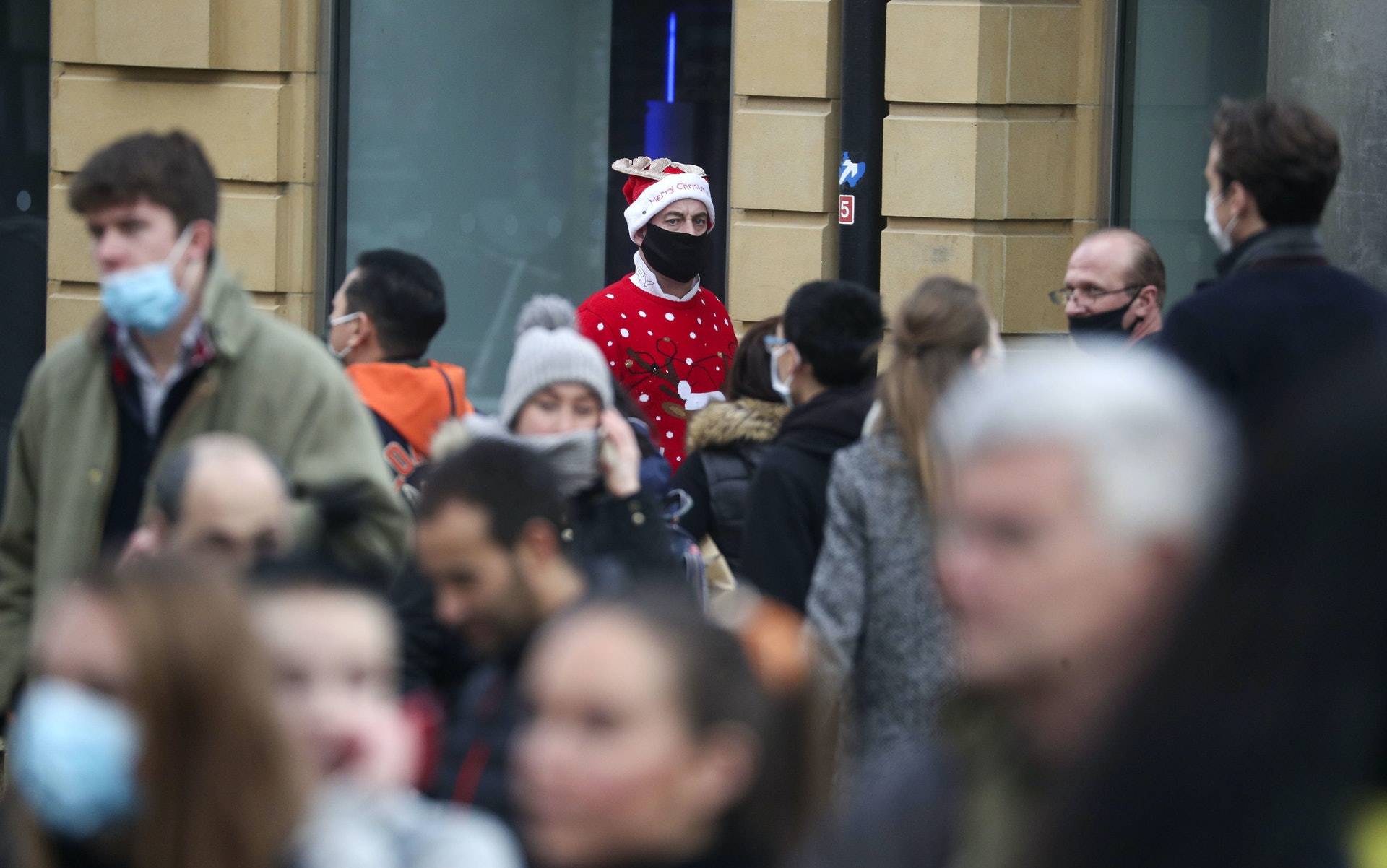 西方的圣诞节推动中国8月贸易增长。 图为2020年12月20日英国牛津市中心的圣诞购物者。 （AP）