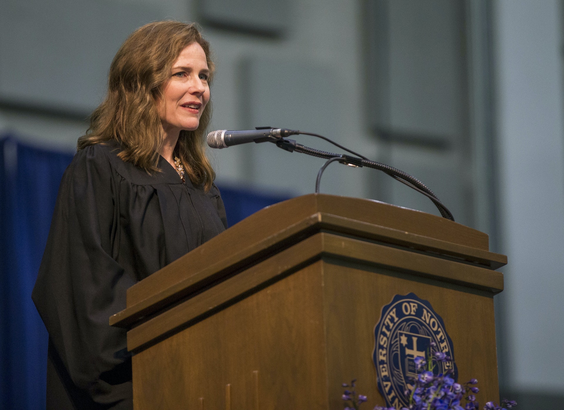 圖為2018年5月,巴雷特(Amy Coney Barrett)出席聖母大學法學院的演講。巴雷特是最高法院大法官大熱人選。(AP) 圖為2018年5月,巴雷特(Amy Coney Barrett)出席聖母大學法學院的演講。巴雷特是最高法院大法官大熱人選。(AP)