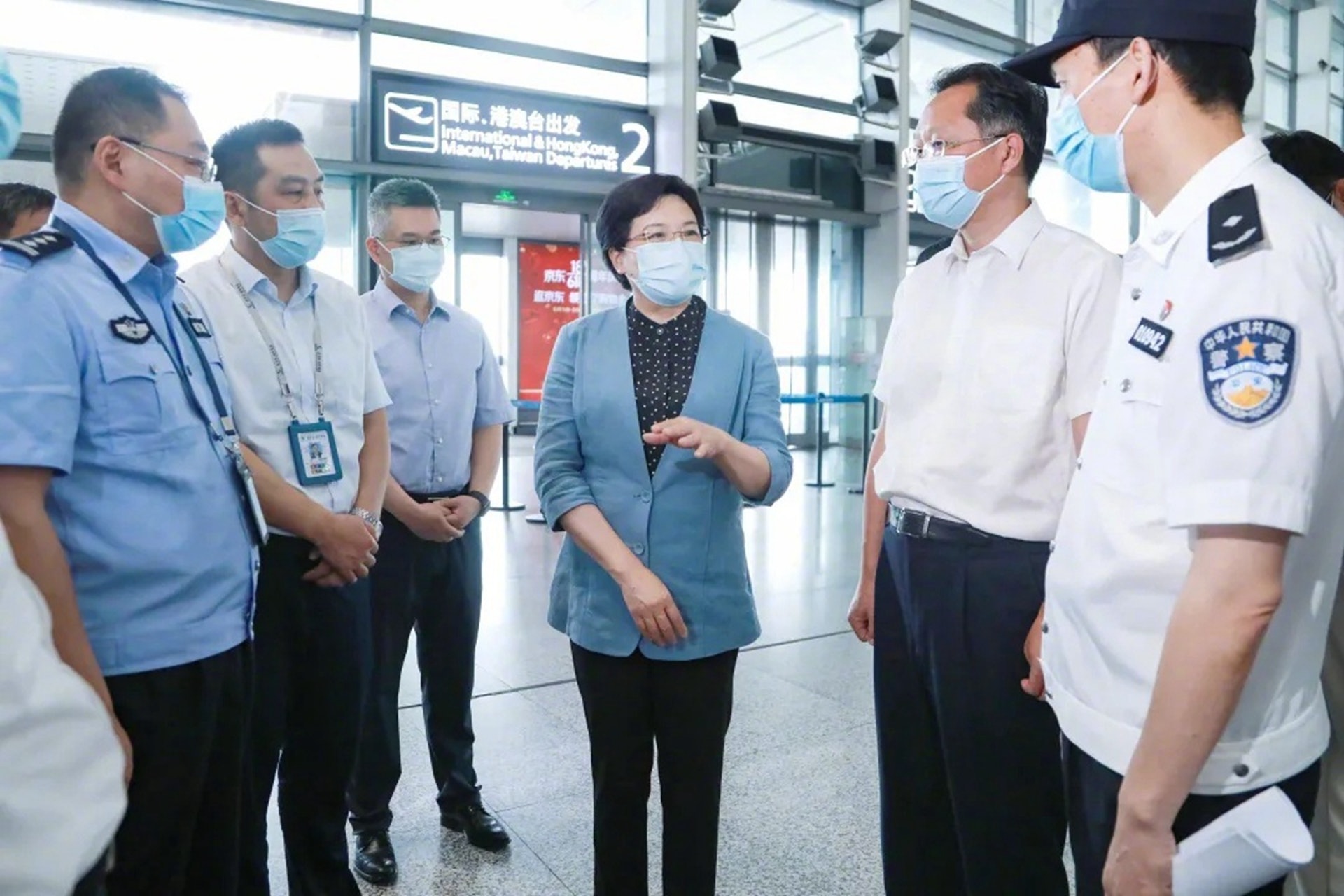 南京疫情爆發引發爭議。圖為南京市委書記韓立明(中)7月5日在祿口機場調研防疫工作。(微信@東部機場集團) 南京疫情爆發引發爭議。圖為南京市委書記韓立明(中)7月5日在祿口機場調研防疫工作。(微信@東部機場集團)
