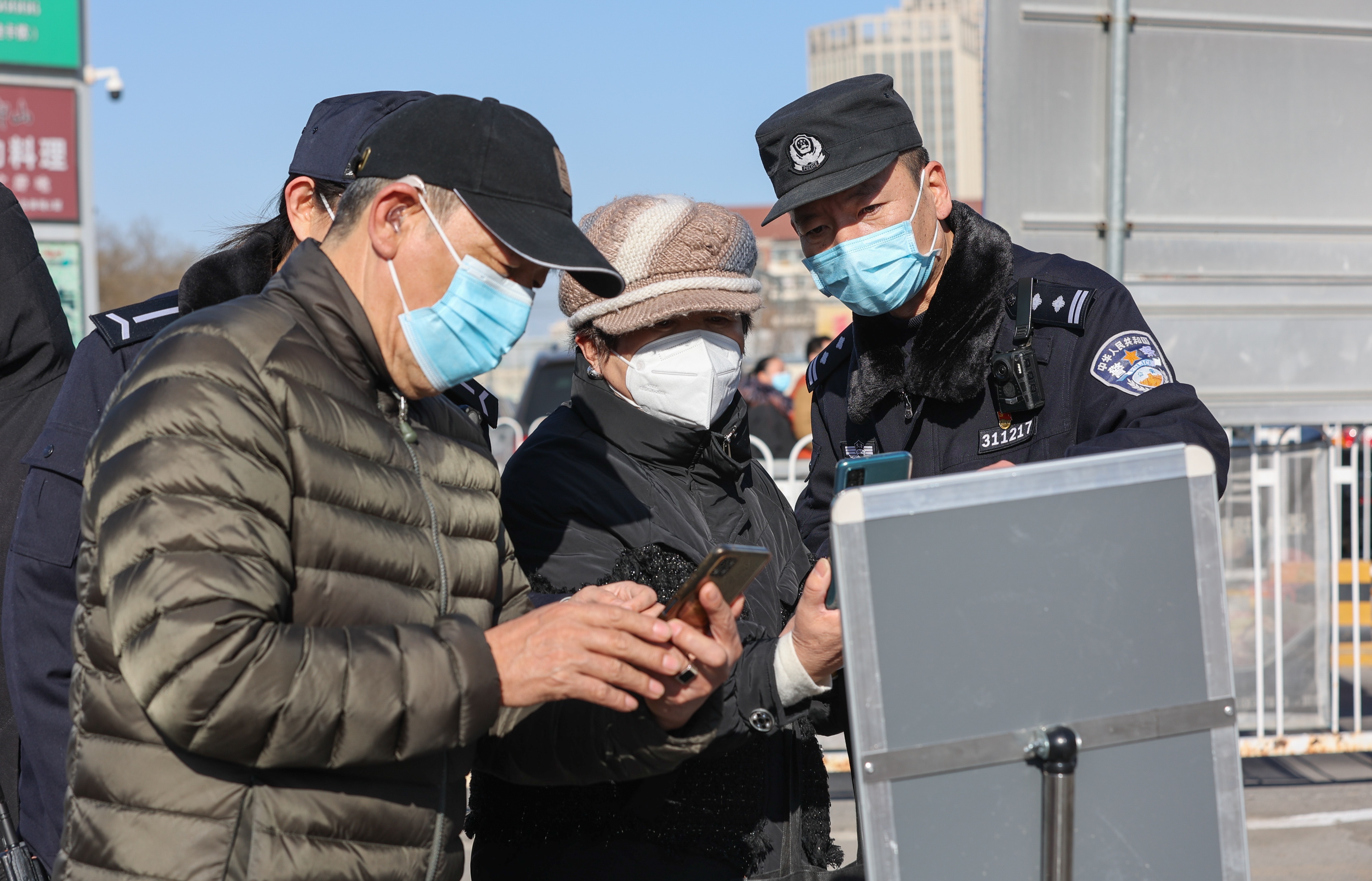 天津市公安局紅橋分局邵公莊派出所民警在一個核酸檢測點協助市民登記。 當日是中國人民警察節。在天津市疫情防控一線，數萬名公安幹警堅守崗位，和市民一起攜手抗擊疫情。（天津市公安局紅橋分局供圖）