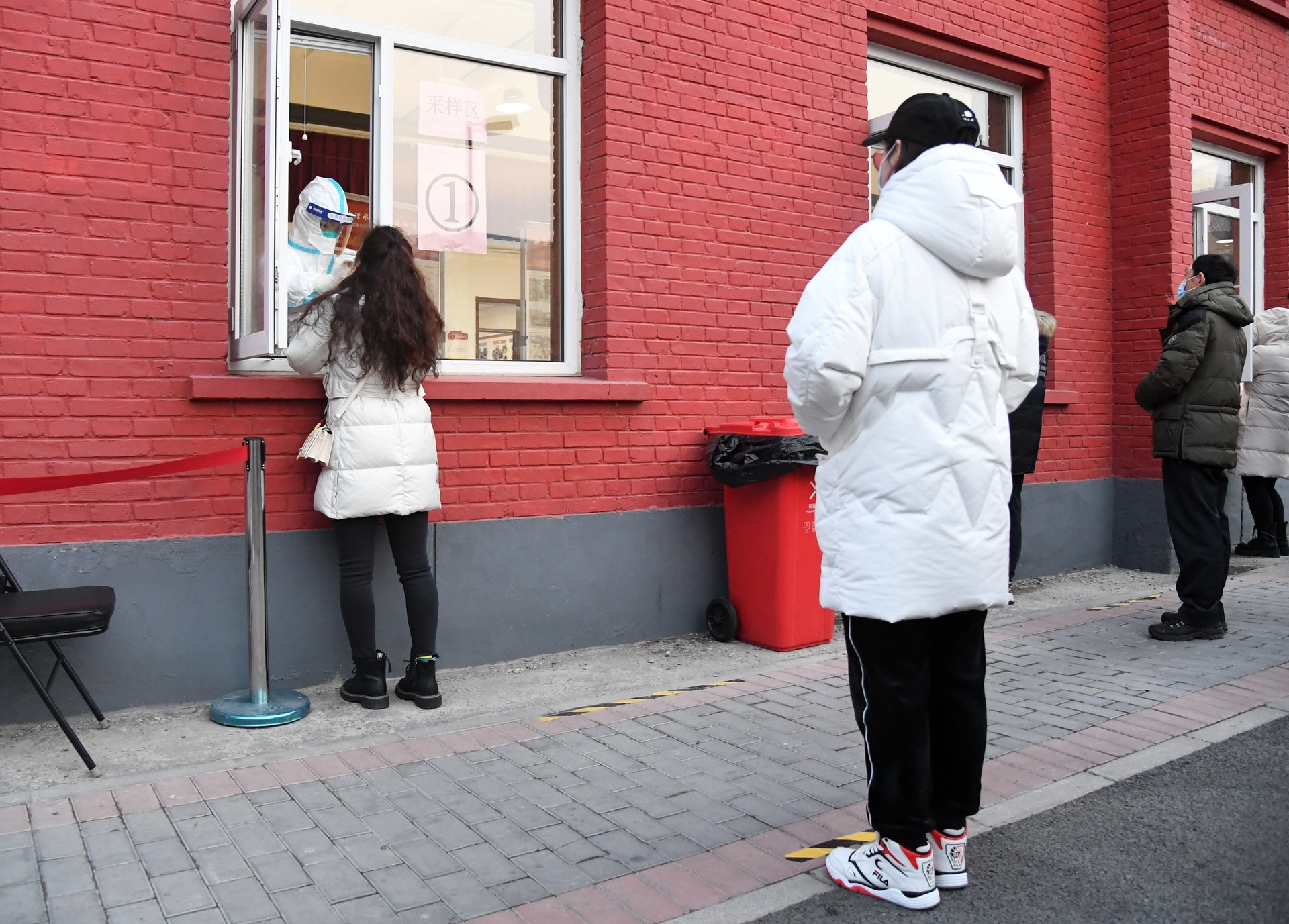 中國對新冠病毒的檢測要求極為嚴格。圖為2021年1月22日,位於中國北京市的一處臨時檢測採樣點。(新華社) 中國對新冠病毒的檢測要求極為嚴格。圖為2021年1月22日,位於中國北京市的一處臨時檢測採樣點。(新華社)