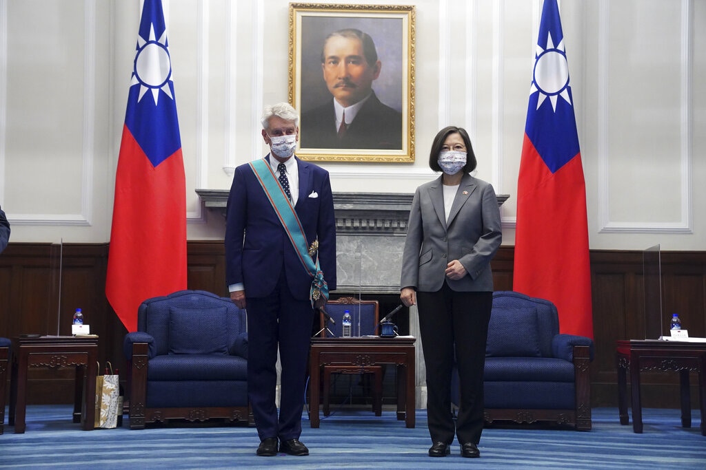 2021年10月7日，台灣總統蔡英文在台北總統府會見李察並向他頒發榮譽勳章後留影。（AP）