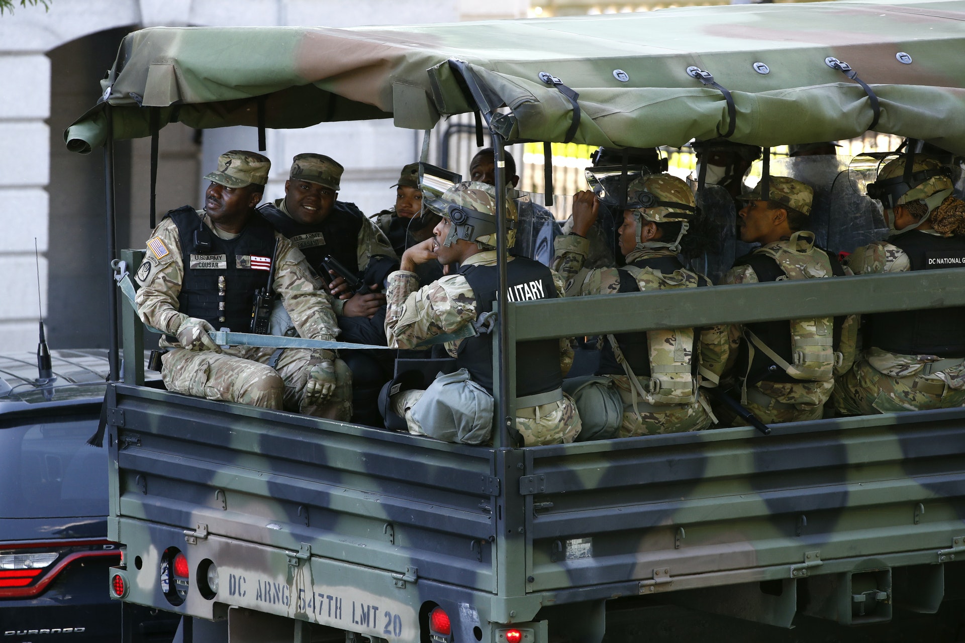 美國民眾反種族歧視的示威運動愈演愈烈,國民警衛隊到場維持秩序。(AP) 美國民眾反種族歧視的示威運動愈演愈烈,國民警衛隊到場維持秩序。(AP)