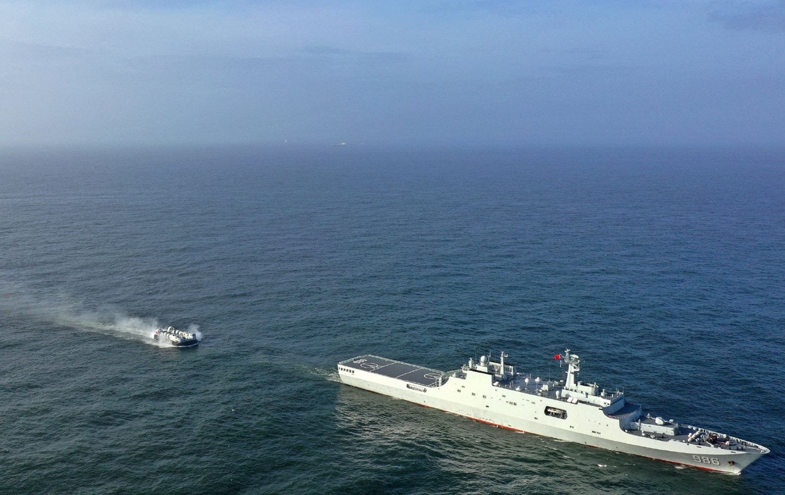 解放軍演練登陸作戰。圖為東部戰區的071級兩棲登陸艦演練。（微博@東部戰區）