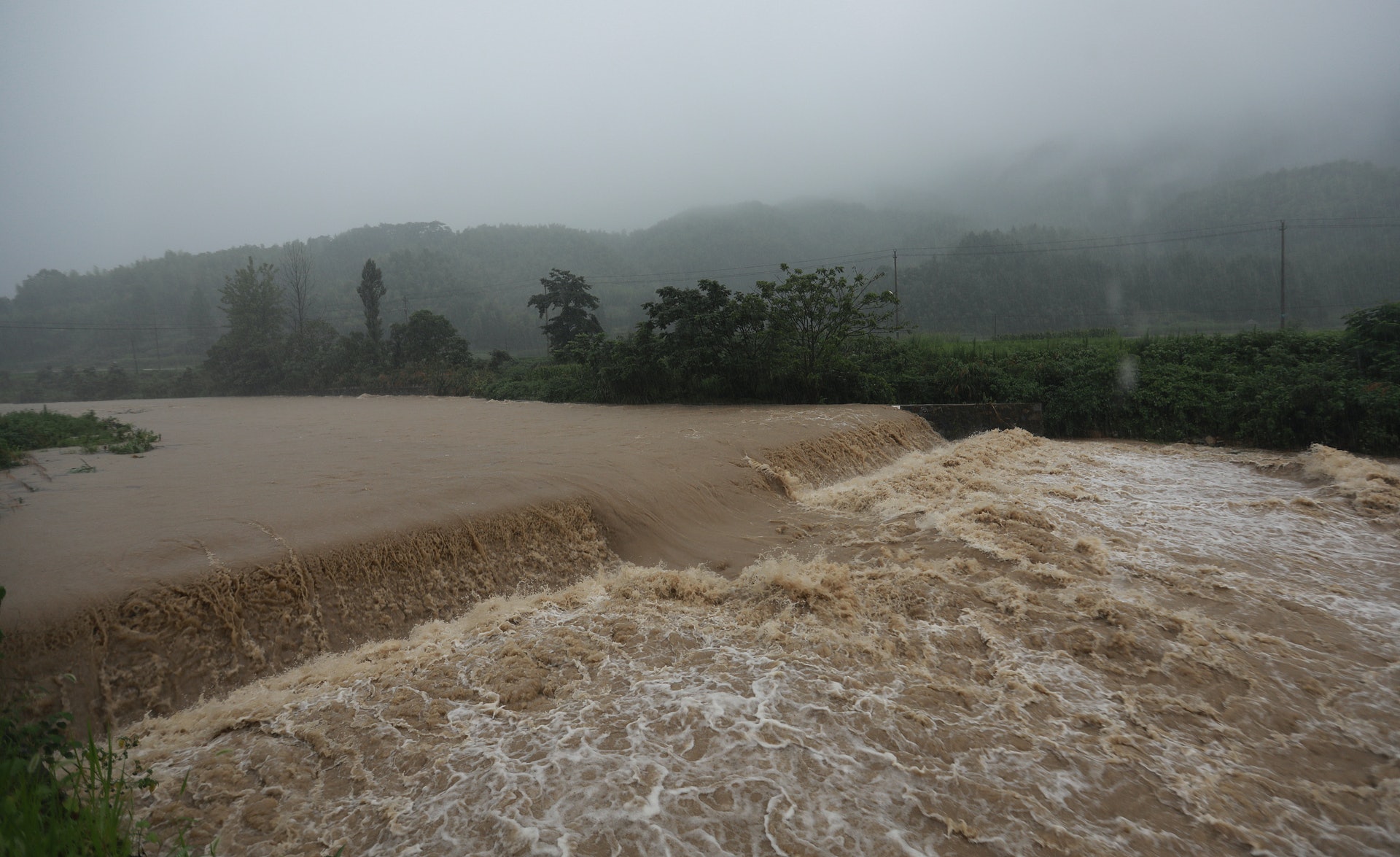 2020年7月6日,安徽宣城旌德縣白地鎮連續強降雨,造成農田莊稼被淹、堤岸沖毀、房屋進水、山體滑坡。(人民視覺) 2020年7月6日,安徽宣城旌德縣白地鎮連續強降雨,造成農田莊稼被淹、堤岸沖毀、房屋進水、山體滑坡。(人民視覺)
