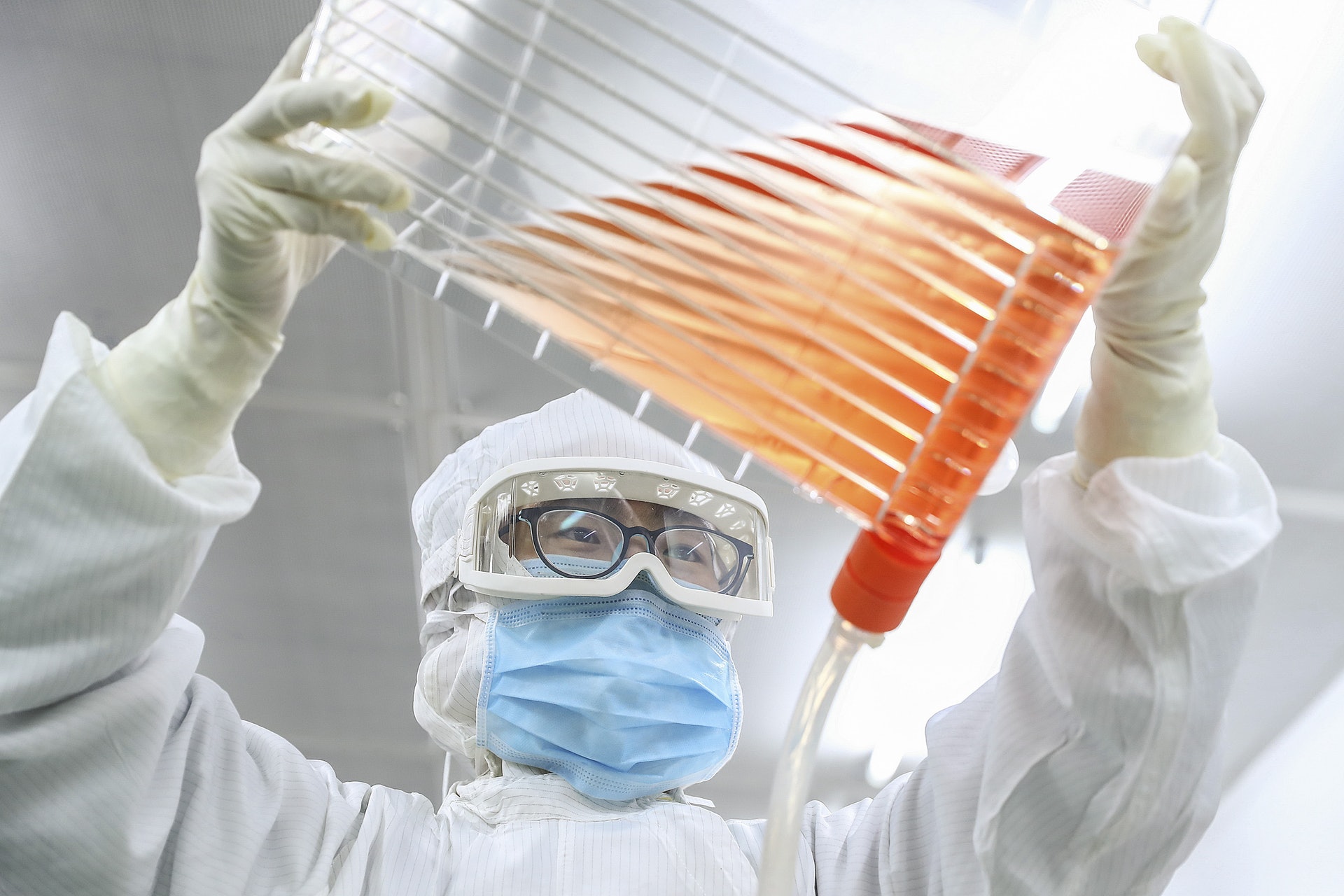 2020年3月23日，科興的工作人員利用細胞工廠進行細胞培養。（新華社）
