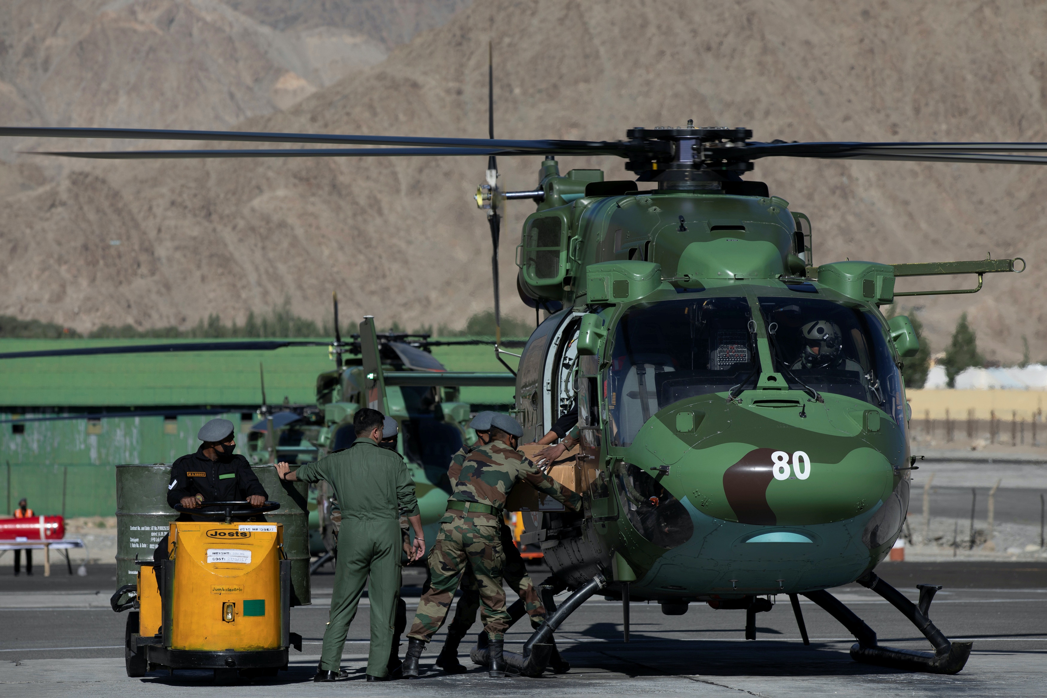 對於需要送上一線的物資來說，印軍有多種方式，其中最便捷也最危險的莫過於使用印軍自研的「北極星」直升機。（路透社）