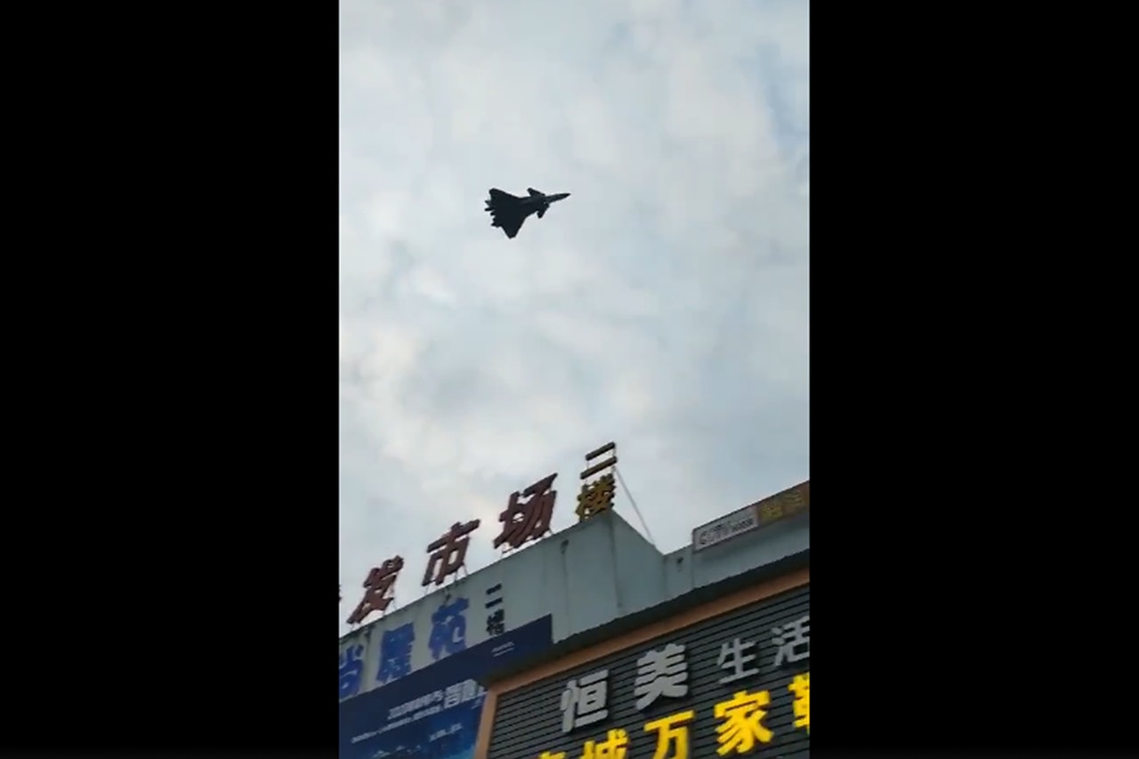 網友於近日在沿海省份拍到的殲-20飛行畫面。(微博@彩雲香江) 網友於近日在沿海省份拍到的殲-20飛行畫面。(微博@彩雲香江)