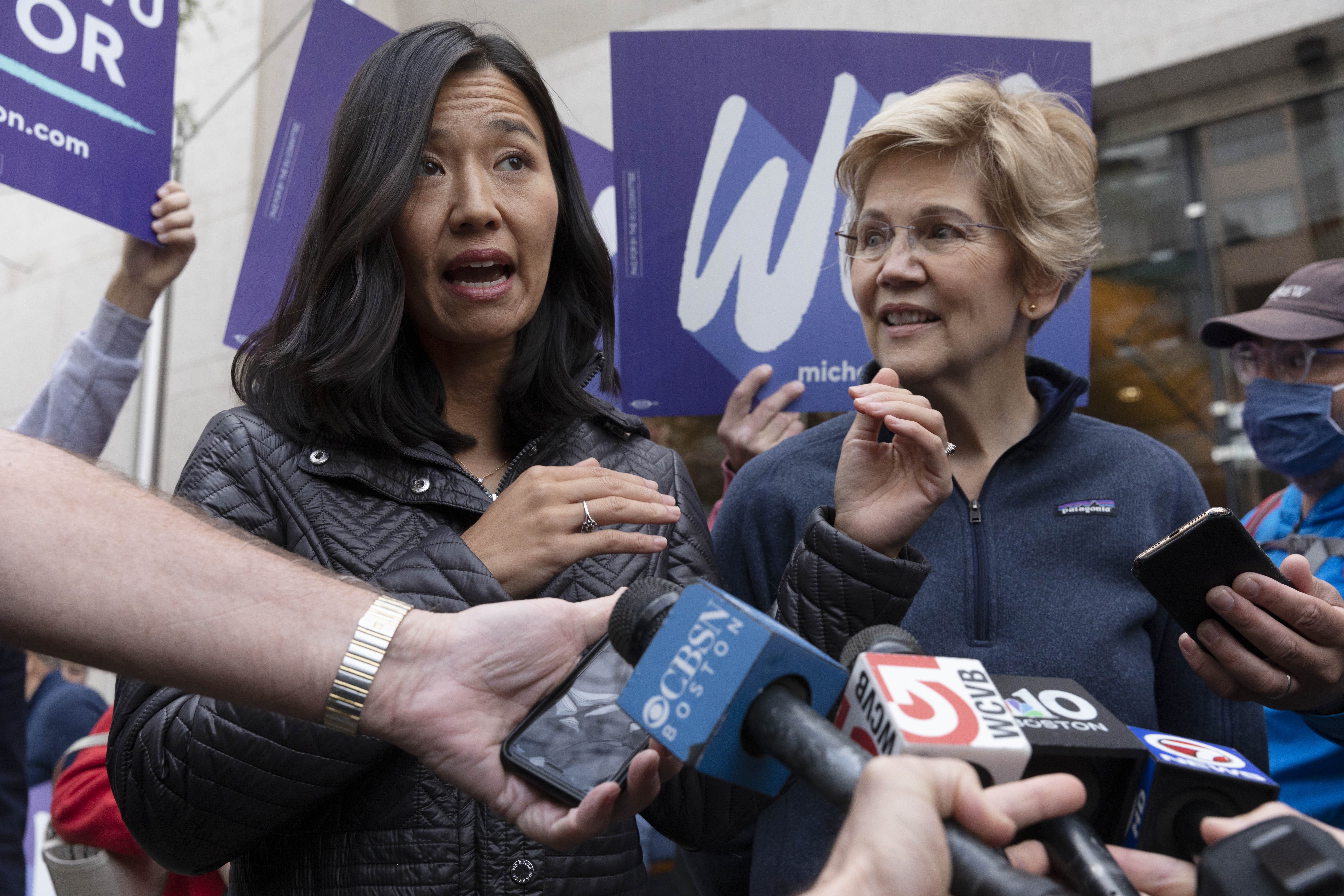 2021年10月23日,波士頓市長候選人吳弭(左)在波士頓競選活動中接受媒體採訪,參議員伊麗莎白·沃倫(馬薩諸塞州民主黨)在現場觀看。波士頓歷史性的市長選舉正在進行提前投票。波士頓市議員米歇爾·吳和同為議員的安妮薩·埃塞比·喬治競爭。(AP) 2021年10月23日,波士頓市長候選人吳弭(左)在波士頓競選活動中接受媒體採訪,參議員伊麗莎白·沃倫(馬薩諸塞州民主黨)在現場觀看。波士頓歷史性的市長選舉正在進行提前投票。波士頓市議員米歇爾·吳和同為議員的安妮薩·埃塞比·喬治競爭。(AP)