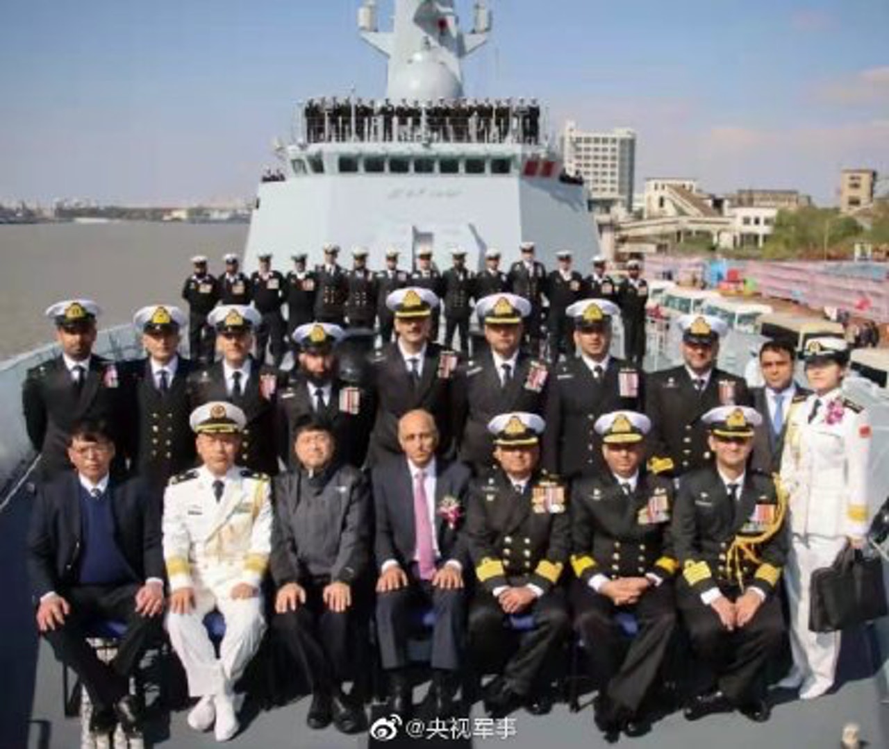 11月8日,中國向巴基斯坦交付054A/P型護衛艦。這是中巴雙方官員在護衛艦上合影。(微博@央視軍事) 11月8日,中國向巴基斯坦交付054A/P型護衛艦。這是中巴雙方官員在護衛艦上合影。(微博@央視軍事)