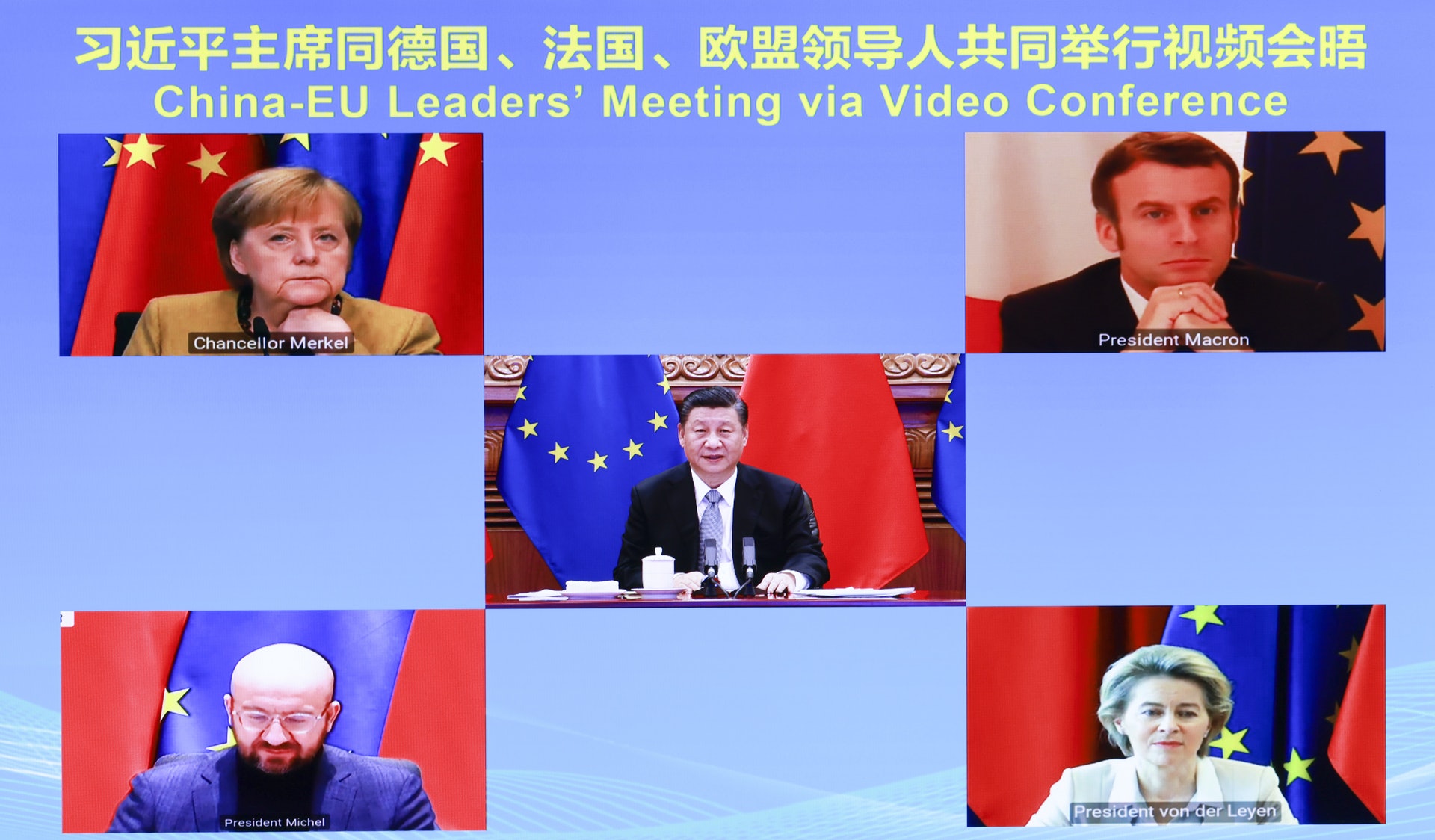 2020年12月30日,中國國家主席習近平在北京與德國總理默克爾(左上)、法國總統馬克龍(Emmanuel Macron,右上)、歐洲理事會主席米歇爾(Charles Michel,左下)、歐盟委員會主席馮德萊恩(Ursula von der Leyen,右下)舉行視頻會晤。(新華社) 2020年12月30日,中國國家主席習近平在北京與德國總理默克爾(左上)、法國總統馬克龍(Emmanuel Macron,右上)、歐洲理事會主席米歇爾(Charles Michel,左下)、歐盟委員會主席馮德萊恩(Ursula von der Leyen,右下)舉行視頻會晤。(新華社)