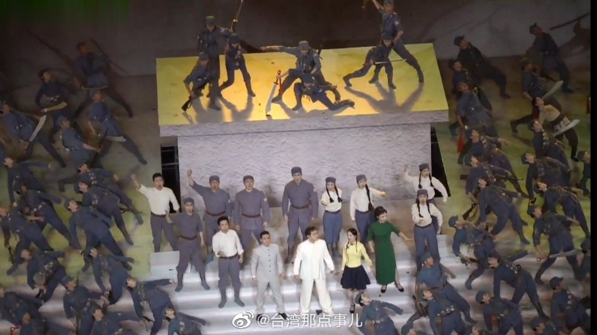張韶涵身穿黃色上衣,與香港藝人成龍,澳門藝人劉乃奇、盛梅,以及內地藝人高鵬、佟鐵鑫、王晨、洪之光、王一鳳等一同演唱,表演時長約3分鐘。(微博@台灣那點事兒) 張韶涵身穿黃色上衣,與香港藝人成龍,澳門藝人劉乃奇、盛梅,以及內地藝人高鵬、佟鐵鑫、王晨、洪之光、王一鳳等一同演唱,表演時長約3分鐘。(微博@台灣那點事兒)