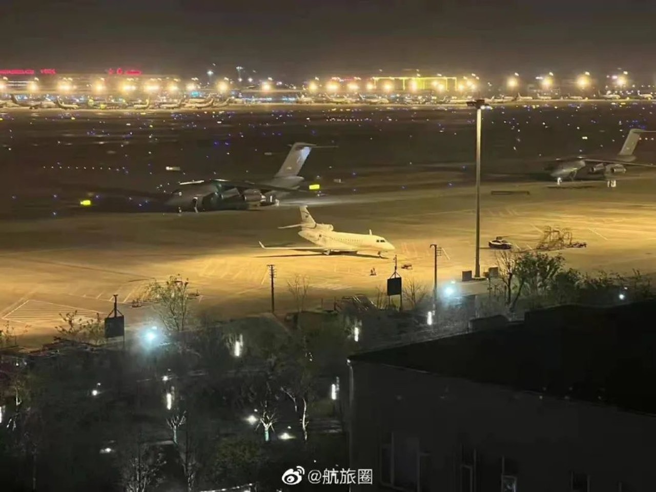 2022年4月3日,中國軍方派出運20運輸物質,支援上海疫情防控。(微博@航旅圈) 2022年4月3日,中國軍方派出運20運輸物質,支援上海疫情防控。(微博@航旅圈)
