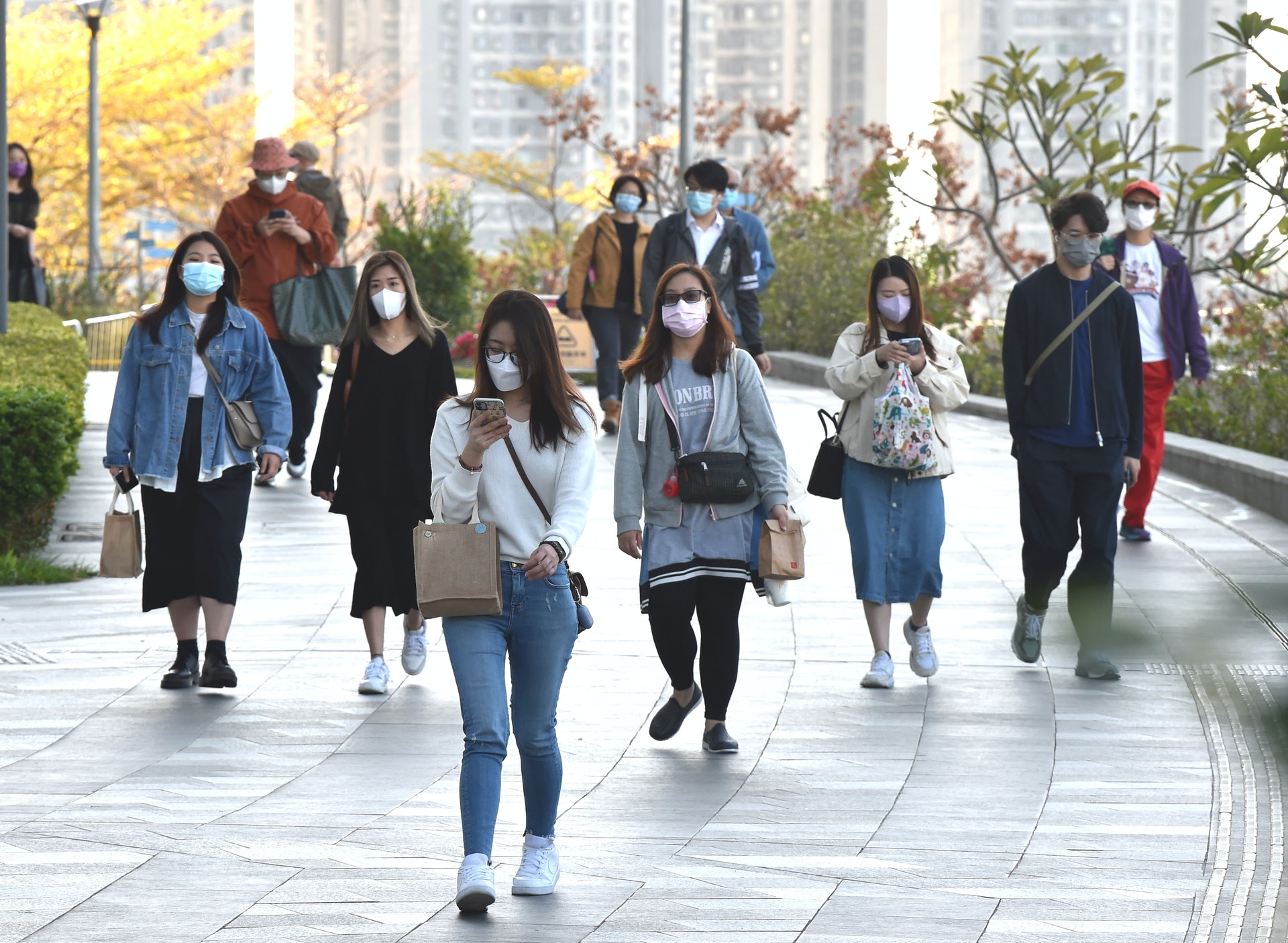 佩戴口罩出行已成為日常。(新华社) 佩戴口罩出行已成為日常。(新华社)
