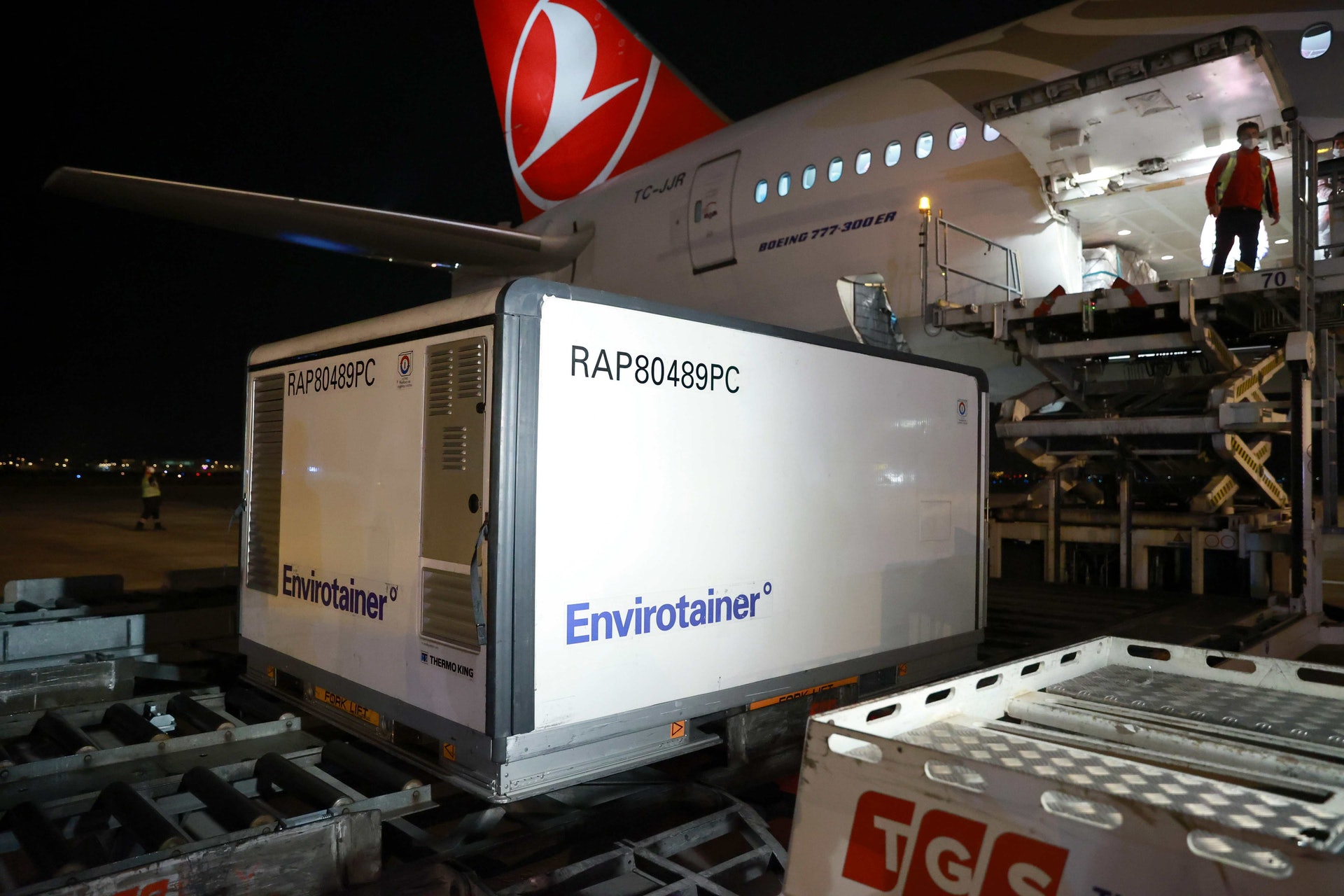 2020年12月30日,裝有中國新冠肺炎疫苗的一批貨物抵達土耳其。(AP) 2020年12月30日,裝有中國新冠肺炎疫苗的一批貨物抵達土耳其。(AP)