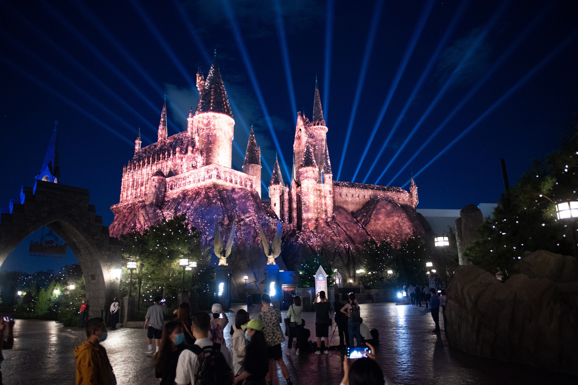 8月25日，遊客在觀看北京環球影城哈利波特的魔法世界主題景區霍格沃茨城堡夜間燈光慶典表演。（新華社）