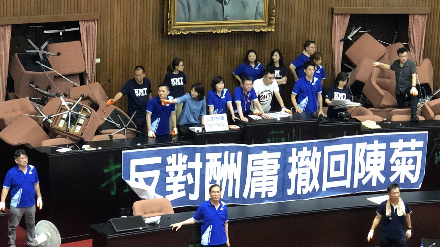 【觀察】衝進立法院抗議整夜 國民黨為何沒得到廣泛支持? 【觀察】衝進立法院抗議整夜 國民黨為何沒得到廣泛支持?