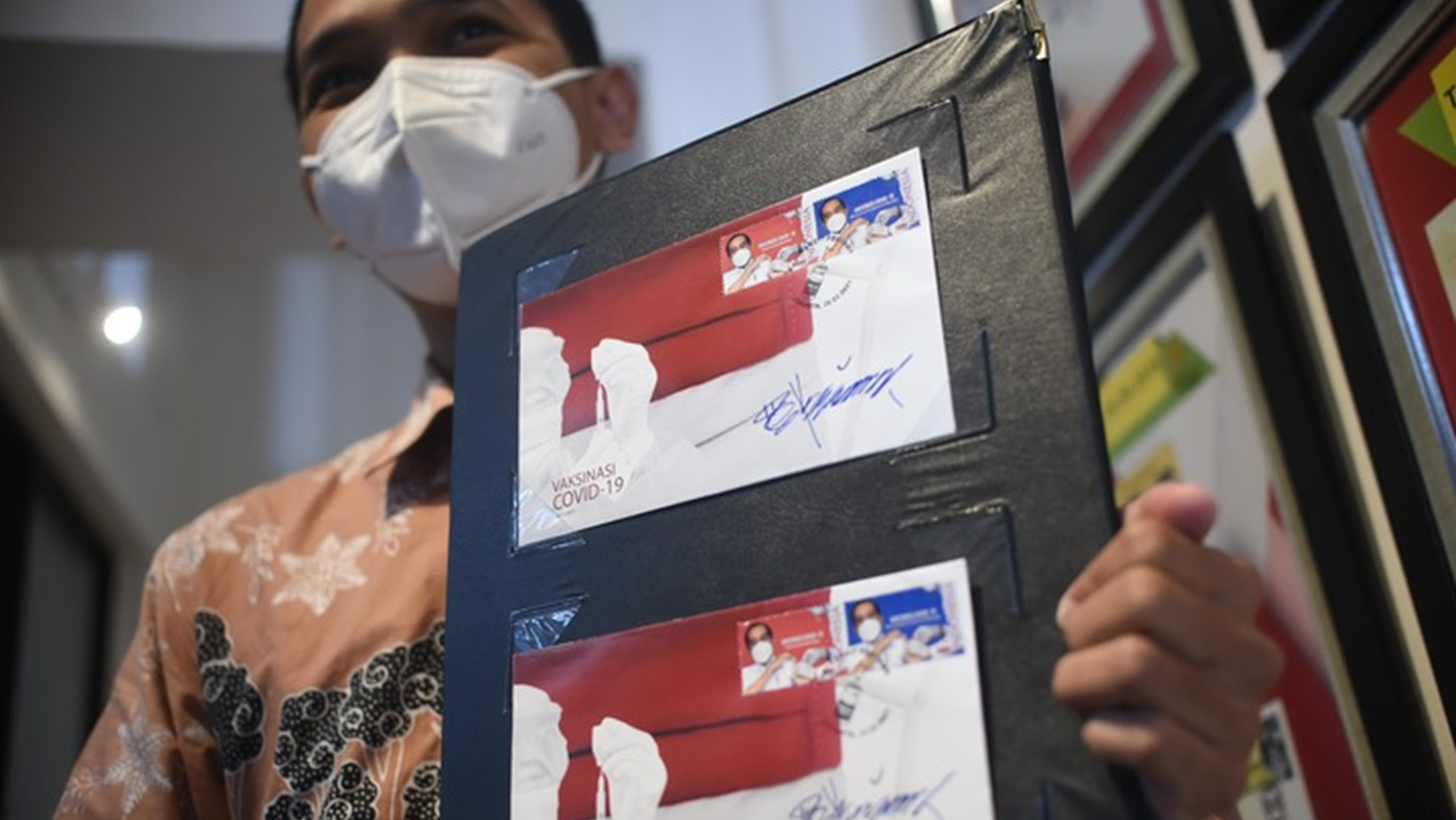 印尼总统佐科维多多接种疫苗的画面登上邮票（新华社）