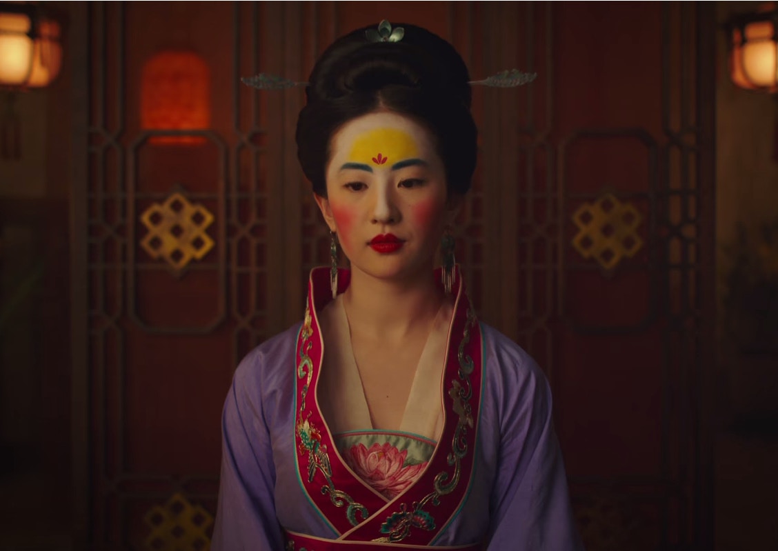 此次迪士尼雖在調動中國元素上相對用心，但《花木蘭》中仍不乏東方奇想視角，例如木蘭雖在土樓內活動，卻身着貴族裝束，臉上粧容也明顯誇張。（迪士尼官網）